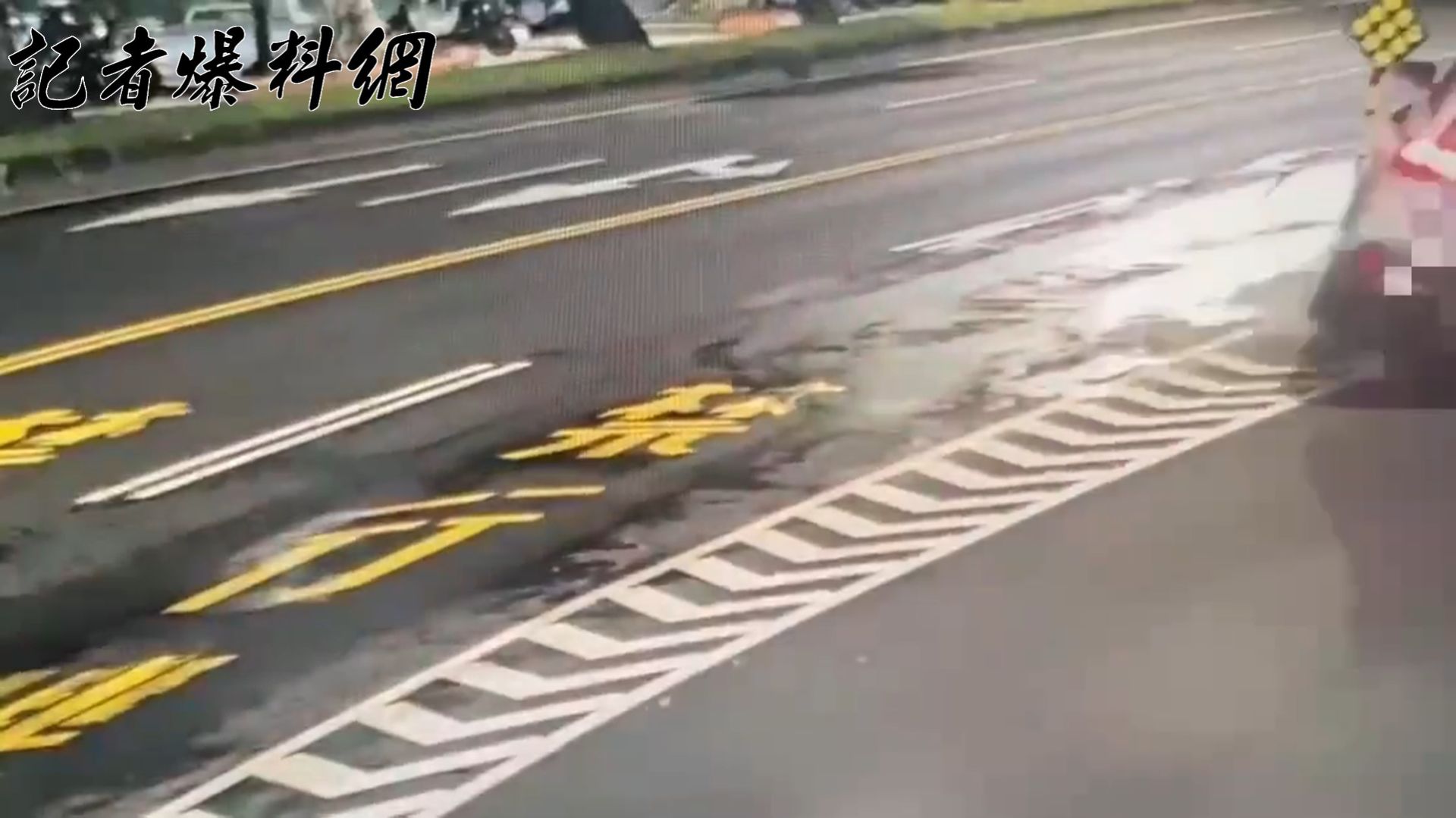▲▼36歲王姓男子駕駛自小客車，行駛途中不明原因，車頭直接撞上路中央的分隔島。（翻攝畫面）​