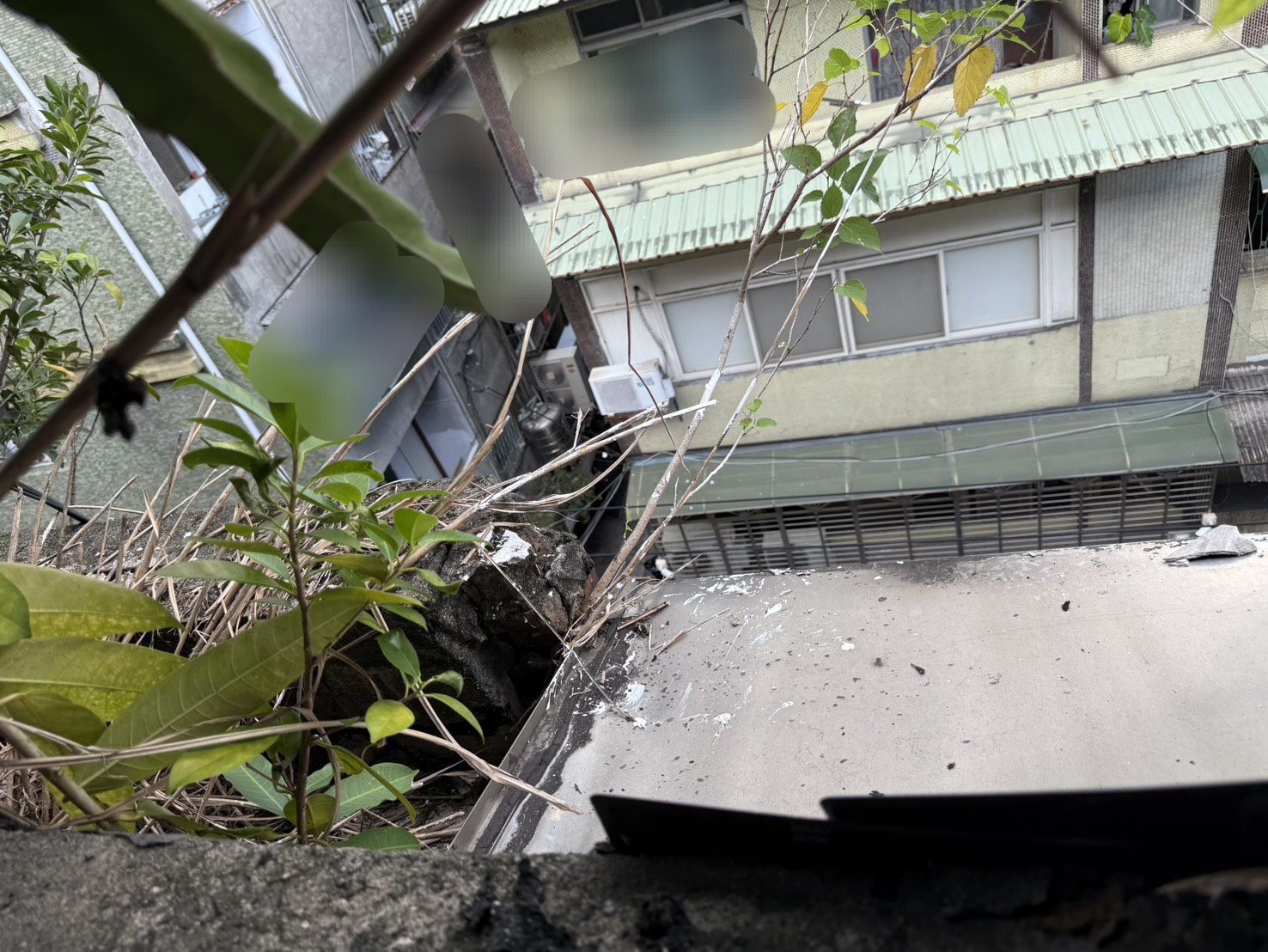 ▲新北市中和區中山路二段一帶，昨（20）日上午11時許驚傳墜樓意外。（翻攝畫面）