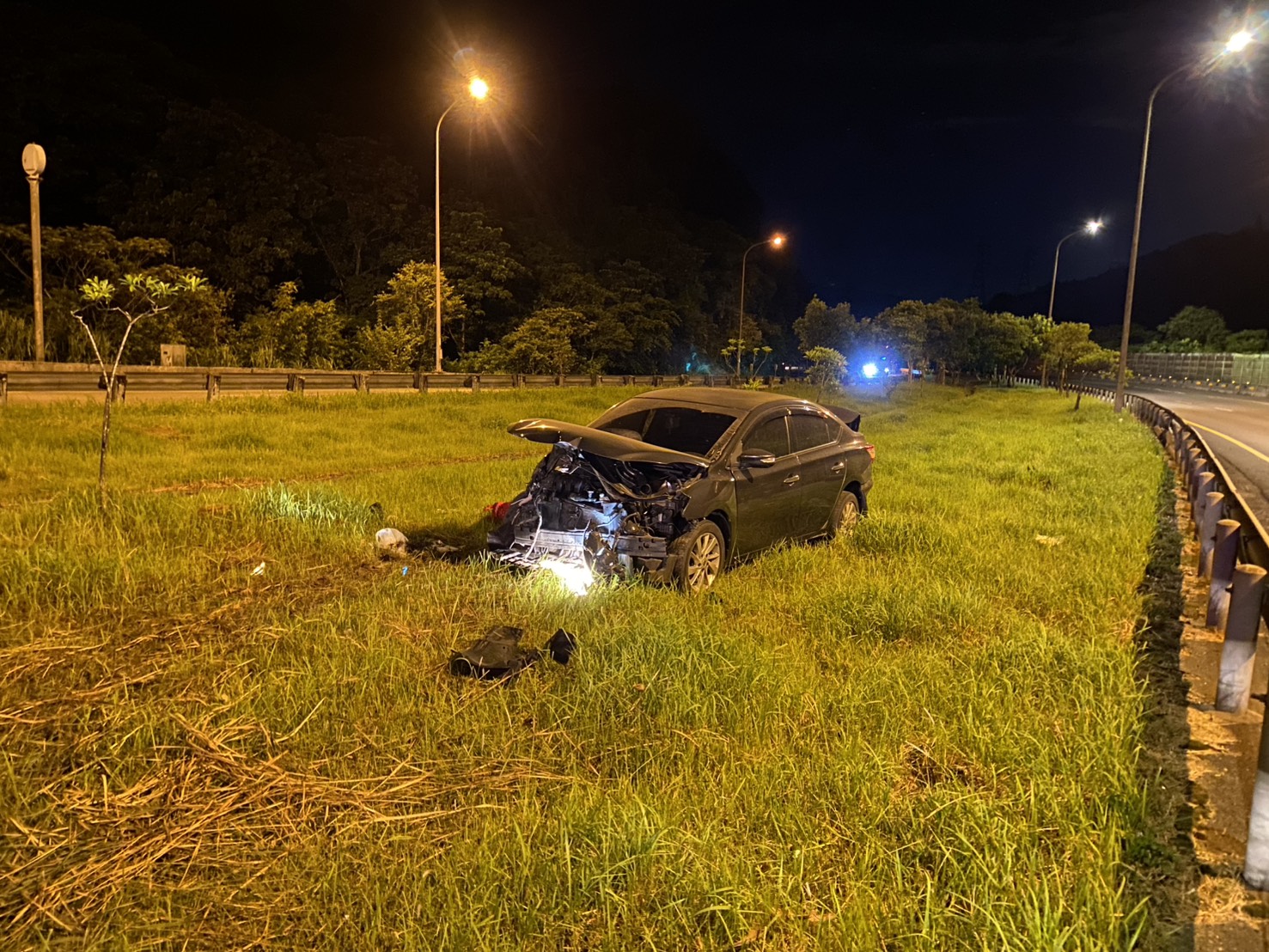 ▲21歲張姓男子駕車行經台62線12.5Kt處，不明原因失控撞上內側護欄，車輛衝進分隔島綠地。（翻攝畫面）