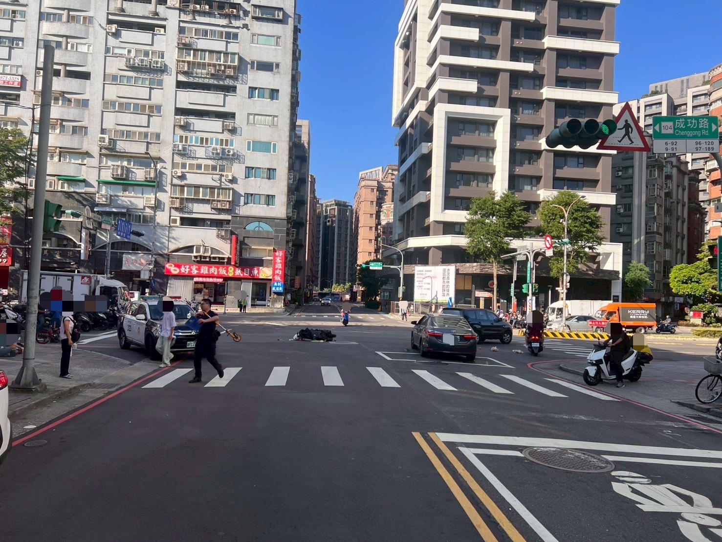 新北市三重區成功路、集成路口，今（23）日上午7時許發生1起機車碰撞事故。