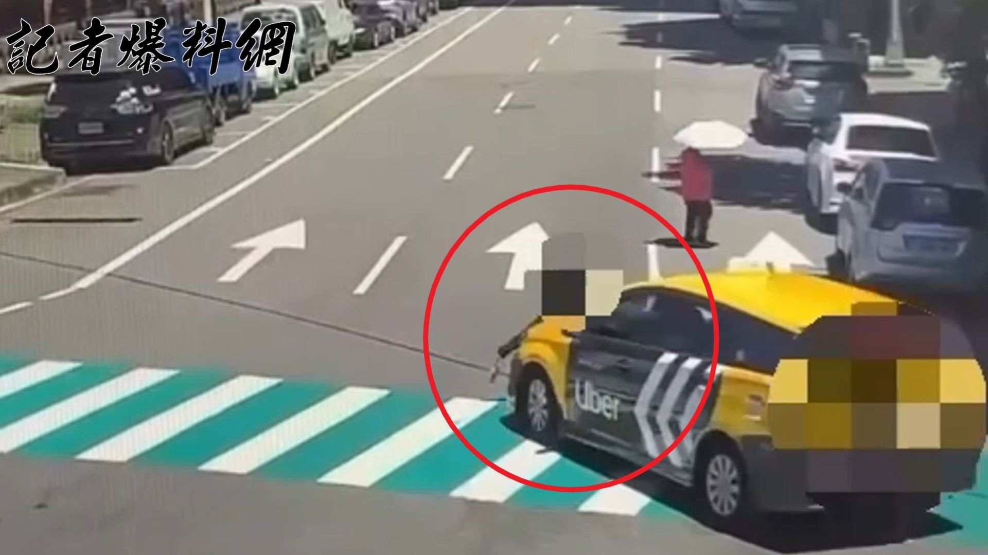 ▲12歲男童過馬路時遭右轉計程車碰撞倒地。(翻攝畫面)