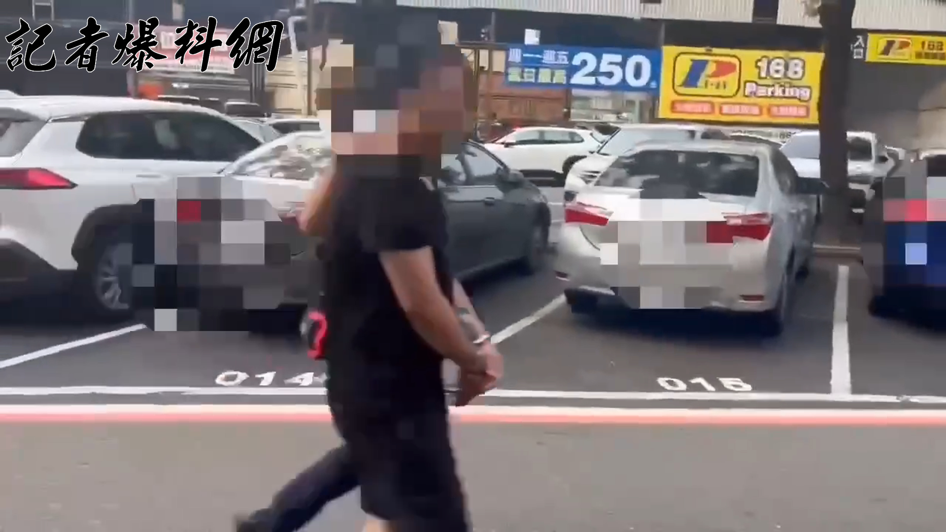 警方將董男帶回偵辦。（翻攝畫面）