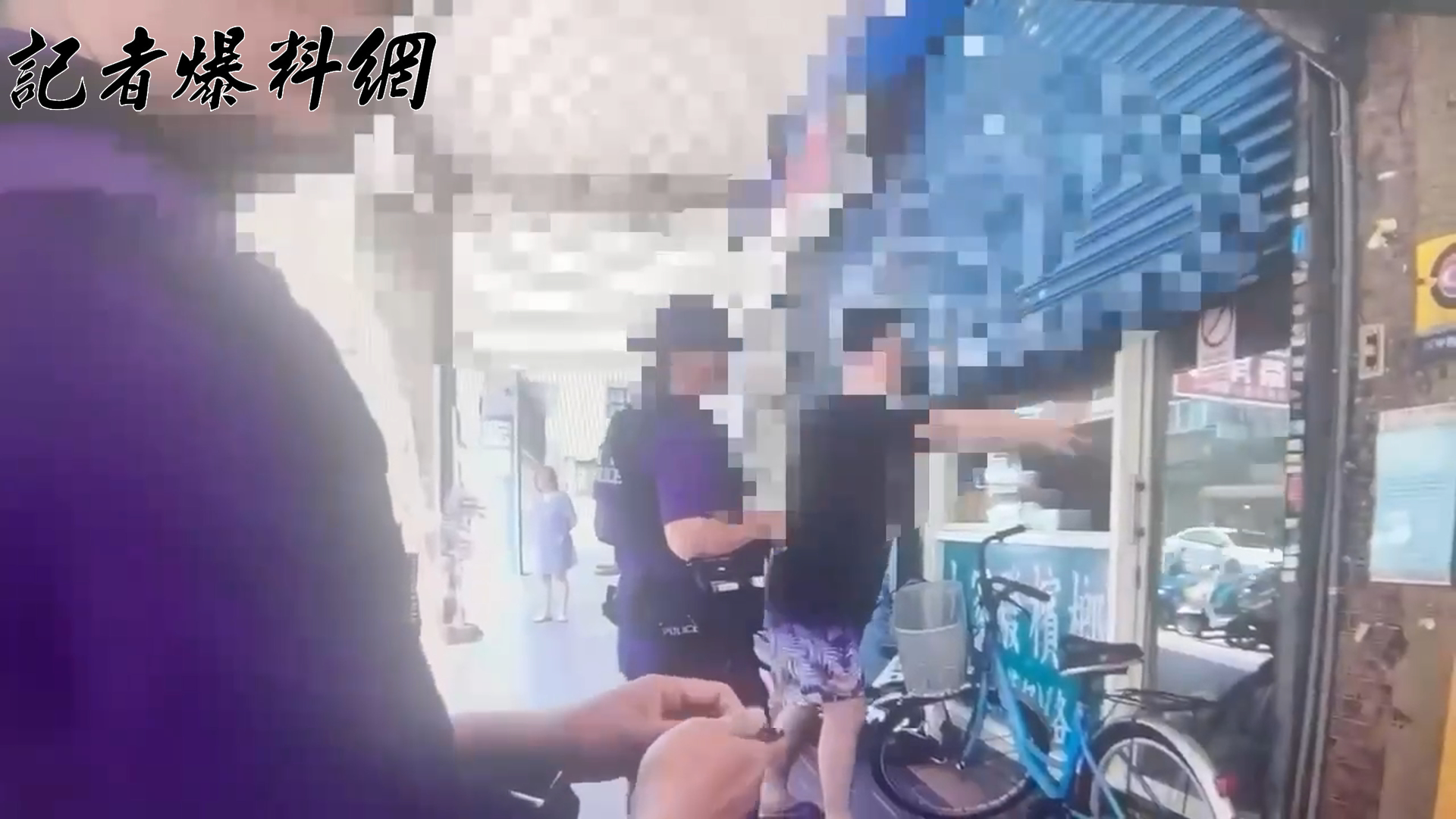 饒舌歌手梅海強（短褲男）向警方說明事發經過。（翻攝畫面）