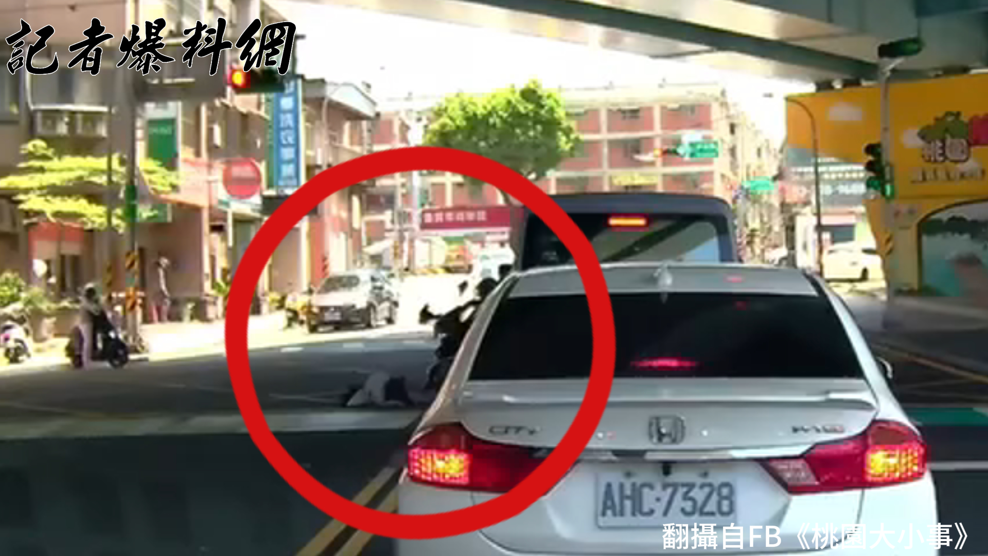 桃園市桃園區龍安街一帶，前（21）日中午12時許發生1起驚險的交通事故。