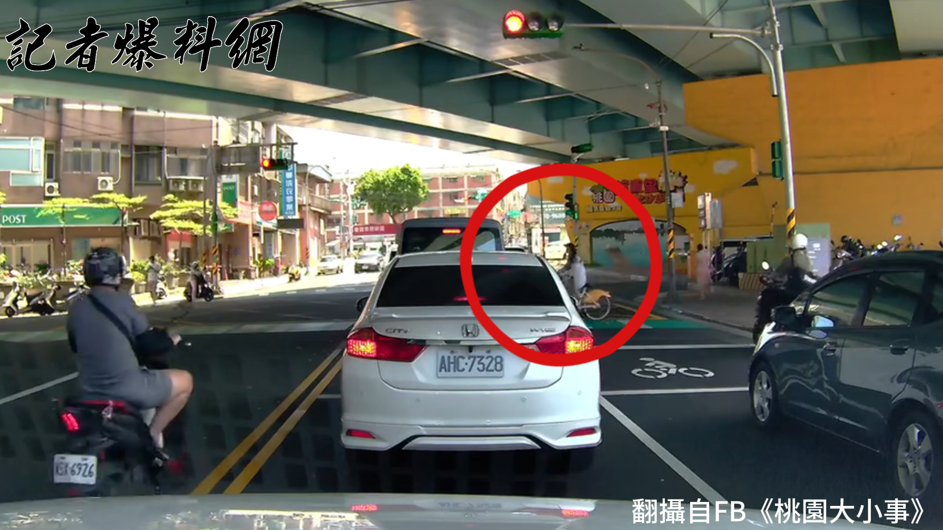 1名機車騎士行經龍安街時，竟逆向跨越雙黃線，並在路口闖紅燈。(翻攝畫面)