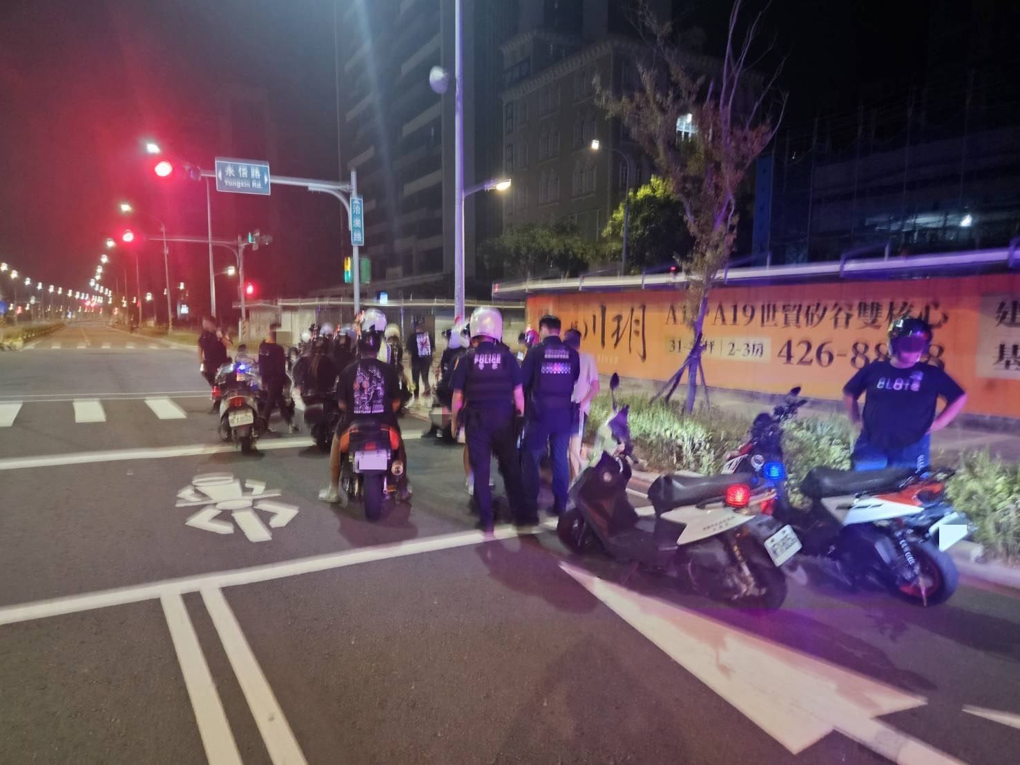 桃園警方啟動「區域聯防專案勤務」，在中豐北路、啟文路口周邊進行封閉式攔查。