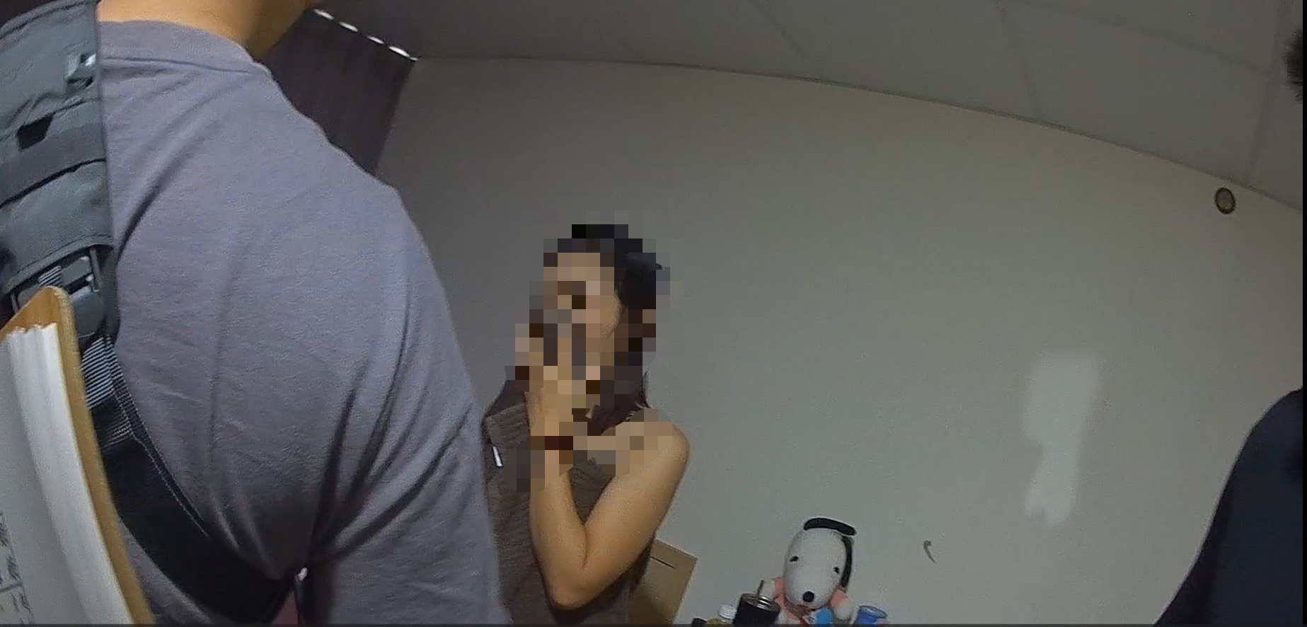 龜山警方喬裝成顧客蒐證，1名泰籍女服務員不僅主動詢問「要不要全套」，更直接開價3000元。（翻攝畫面）