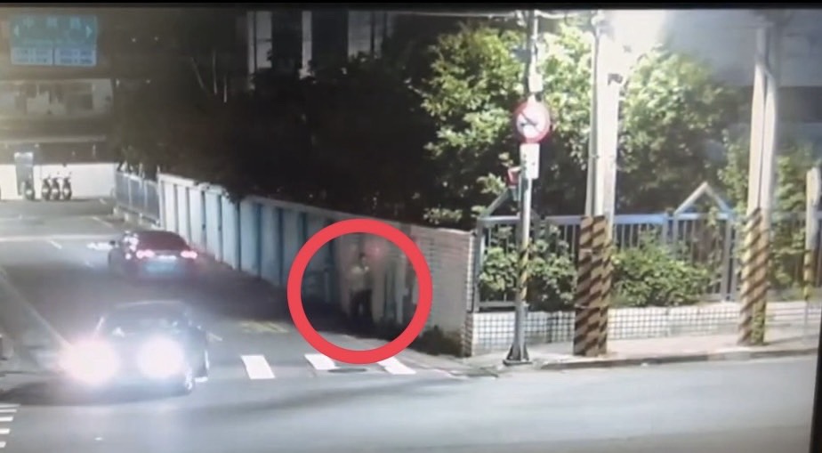 陳男深夜開車到事發處後徒步離開，現場不久後也傳出火警。(翻攝畫面)