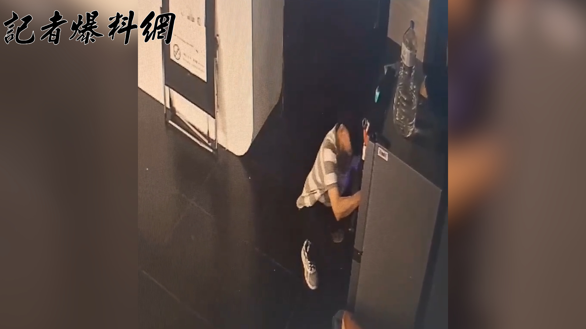 69歲牟姓男子潛入北市中正區衡陽路1處青年旅館，在共用冰箱內「精挑細選」，最後偷走1隻雞腿。(翻攝畫面)