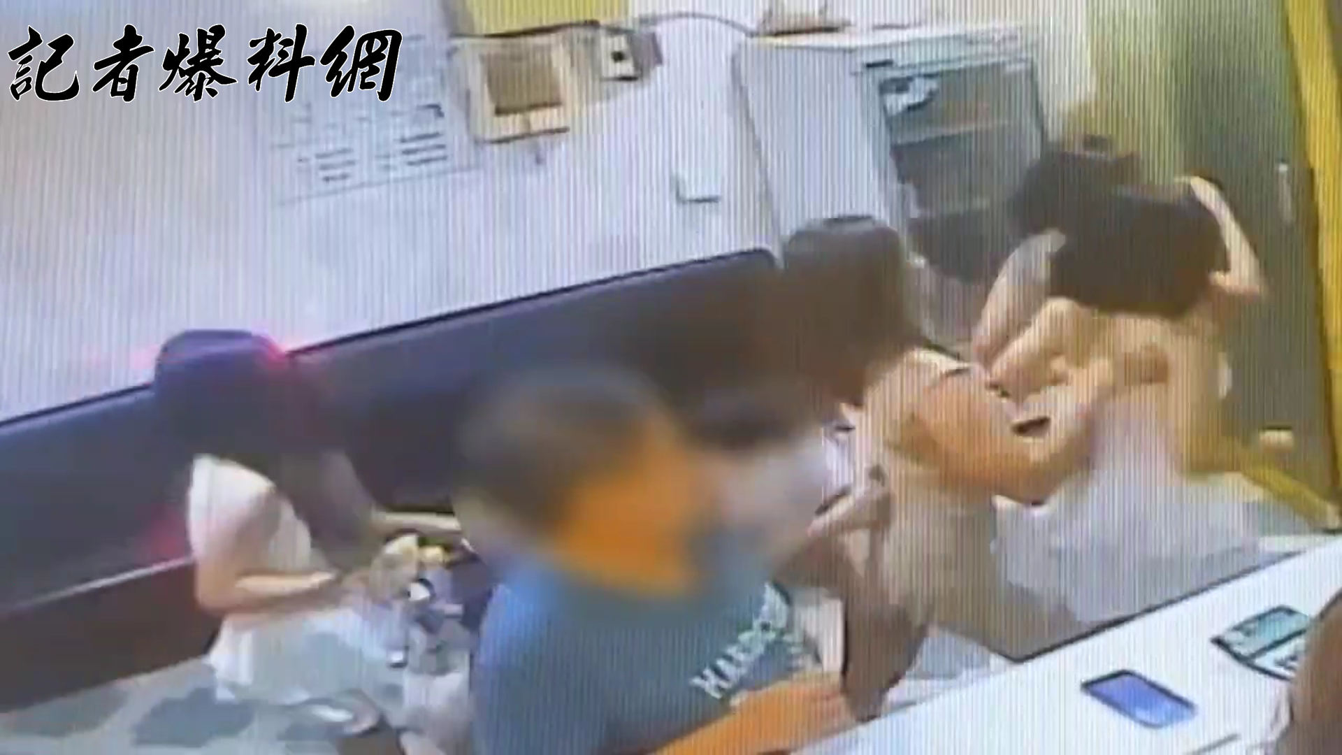 KTV員工發現警方在對門酒店臨檢，立即通知店內泰籍陪酒小姐從後門逃跑。(翻攝畫面)