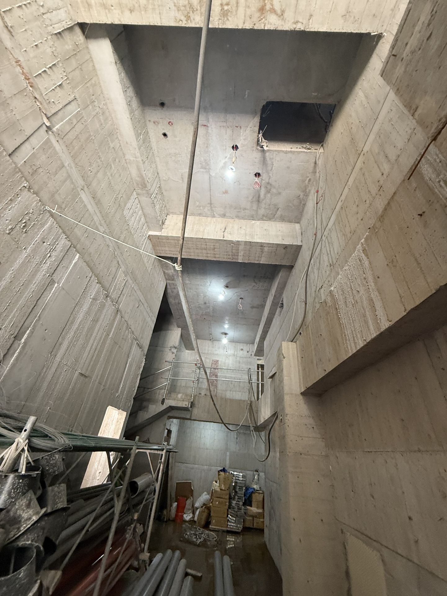 新北市中和區景平路1處建案工地，今（25）日上午9時許傳出1起驚險的工安意外。(翻攝畫面