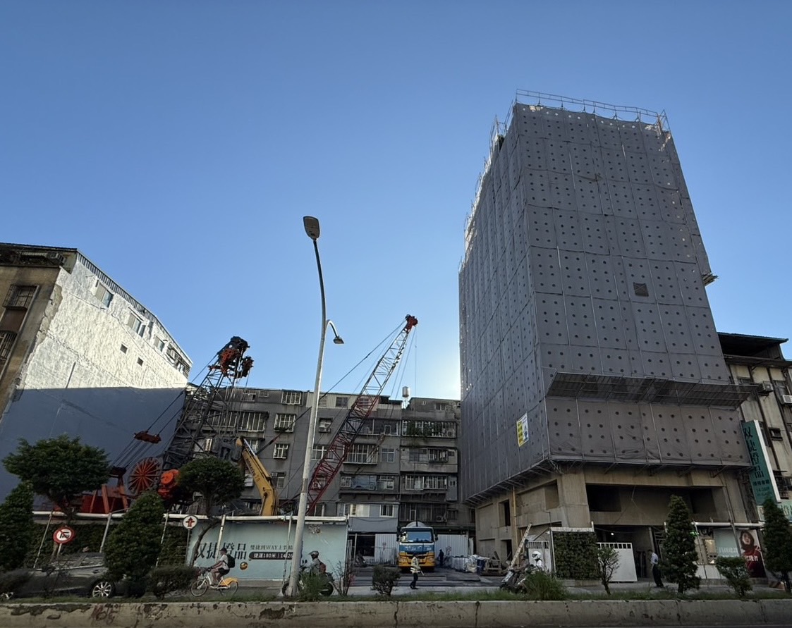 新北市中和區景平路1處建案工地，今（25）日上午9時許傳出1起驚險的工安意外。(翻攝畫面
