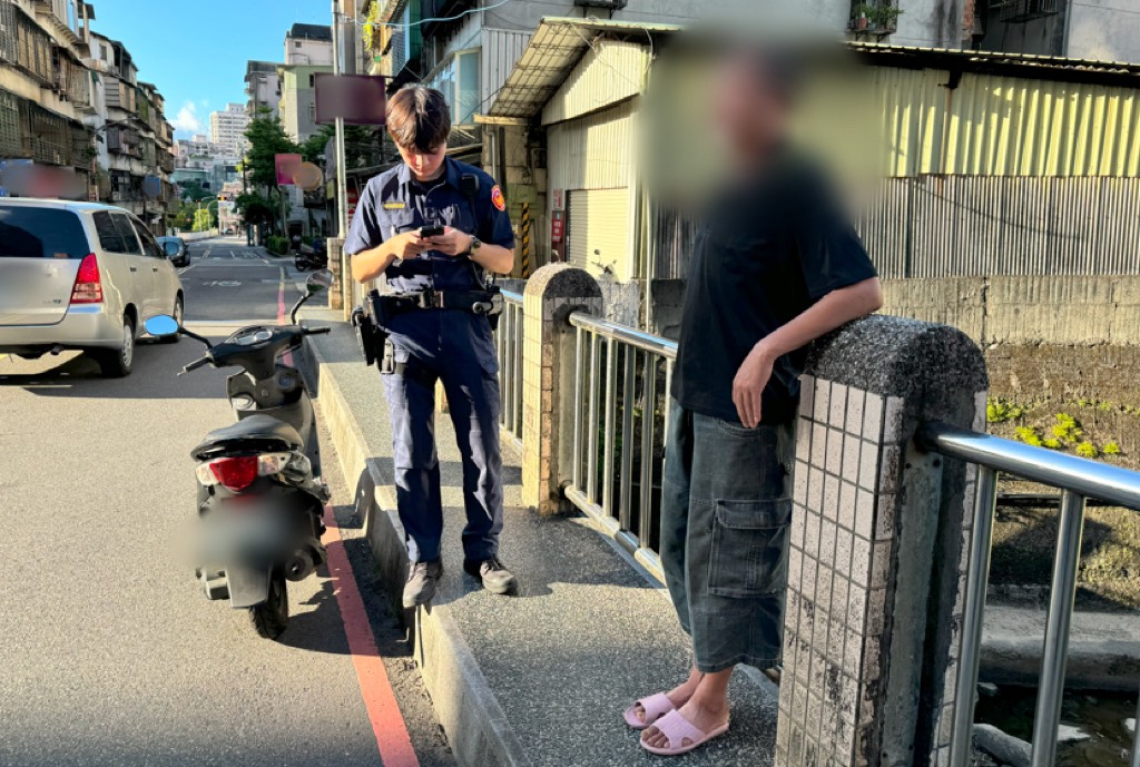 同1名員警再次巡邏經過同一路段，發現陳男又跨坐在1輛機車上用腳滑行。員警立刻上前攔查，果然發現他又在行竊龍頭未上鎖的機車。(翻攝畫面)