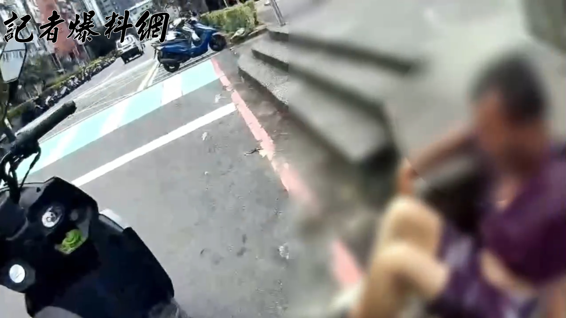 59歲陳姓男子偷竊機車後，不慎被機車壓倒在地。(翻攝畫面)