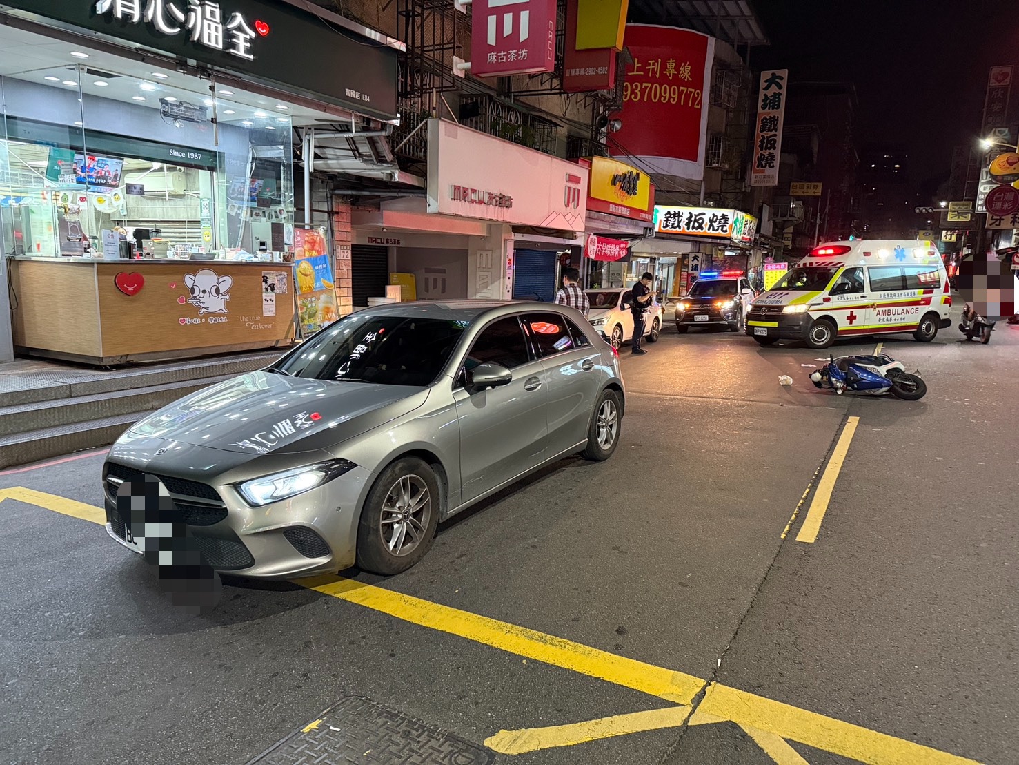新莊警方追緝拒檢車輛，該車逃逸過程中擦撞到1輛行駛中機車，機車倒地後再波及到另1輛自小客車。