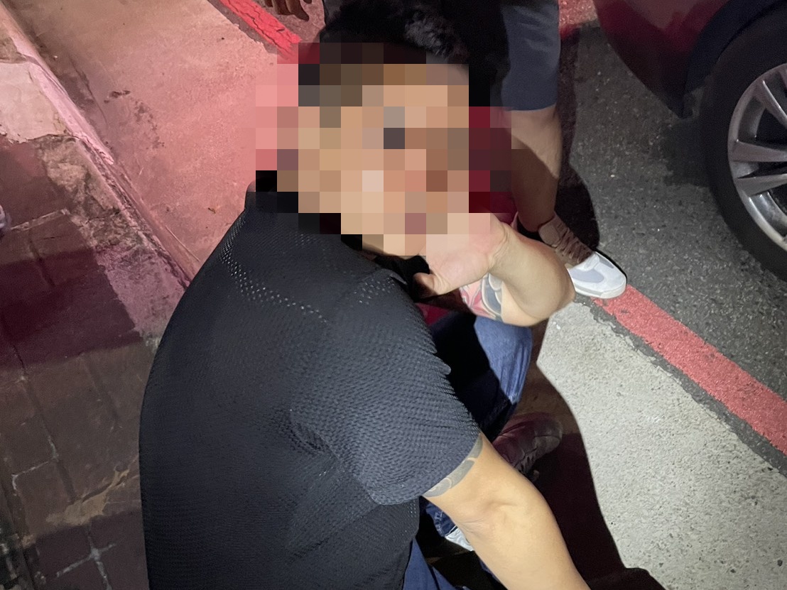桃園2男持玩具槍找店家理論，警方在20分鐘內攔截逮捕。