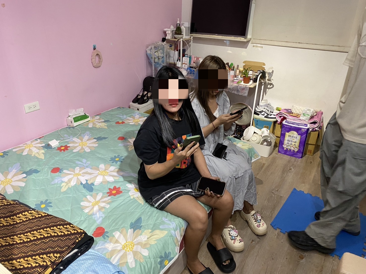 桃園市中壢警分局於前（25）日晚間18時許，在轄內1處大樓套房內，成功破獲「一樓一鳳」的應召站。