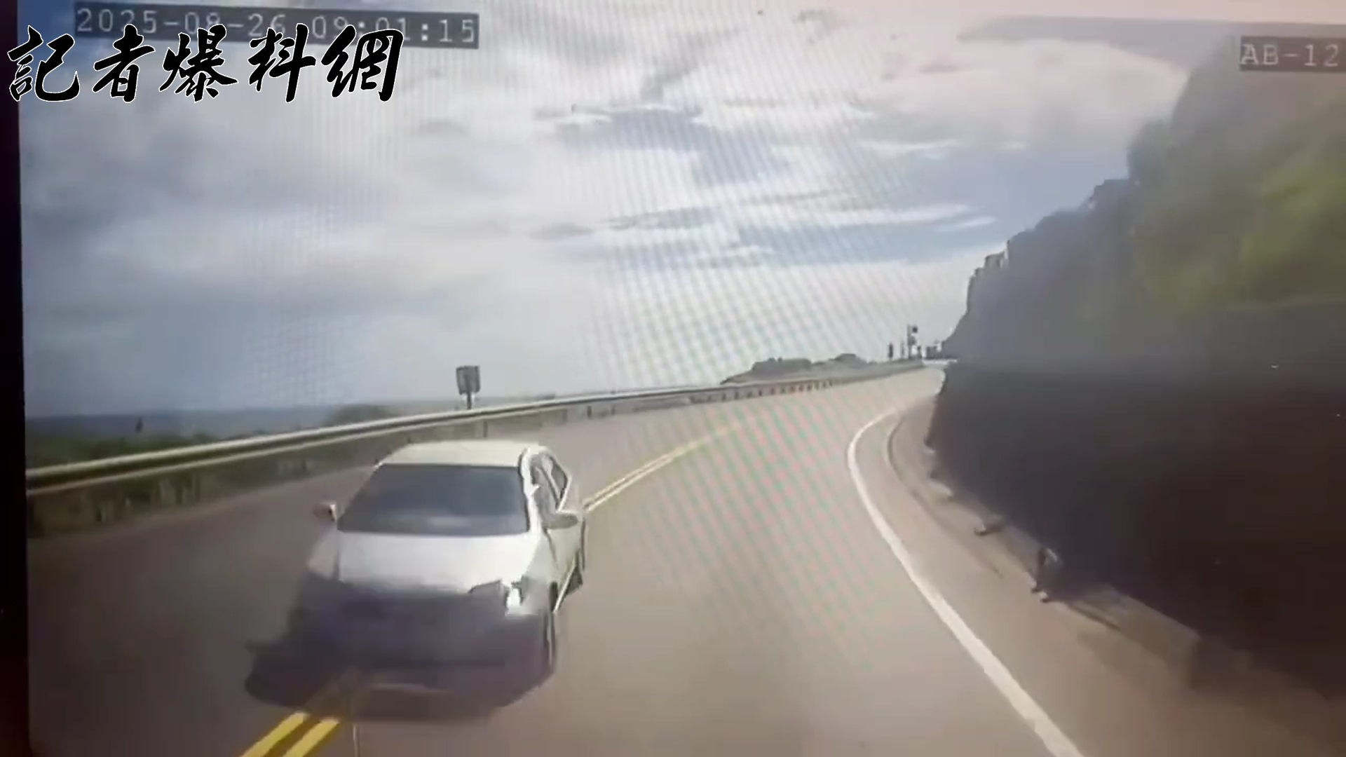 31歲林姓女子駕駛的小客車不明原因跨越雙黃線，與對向砂石車對撞。