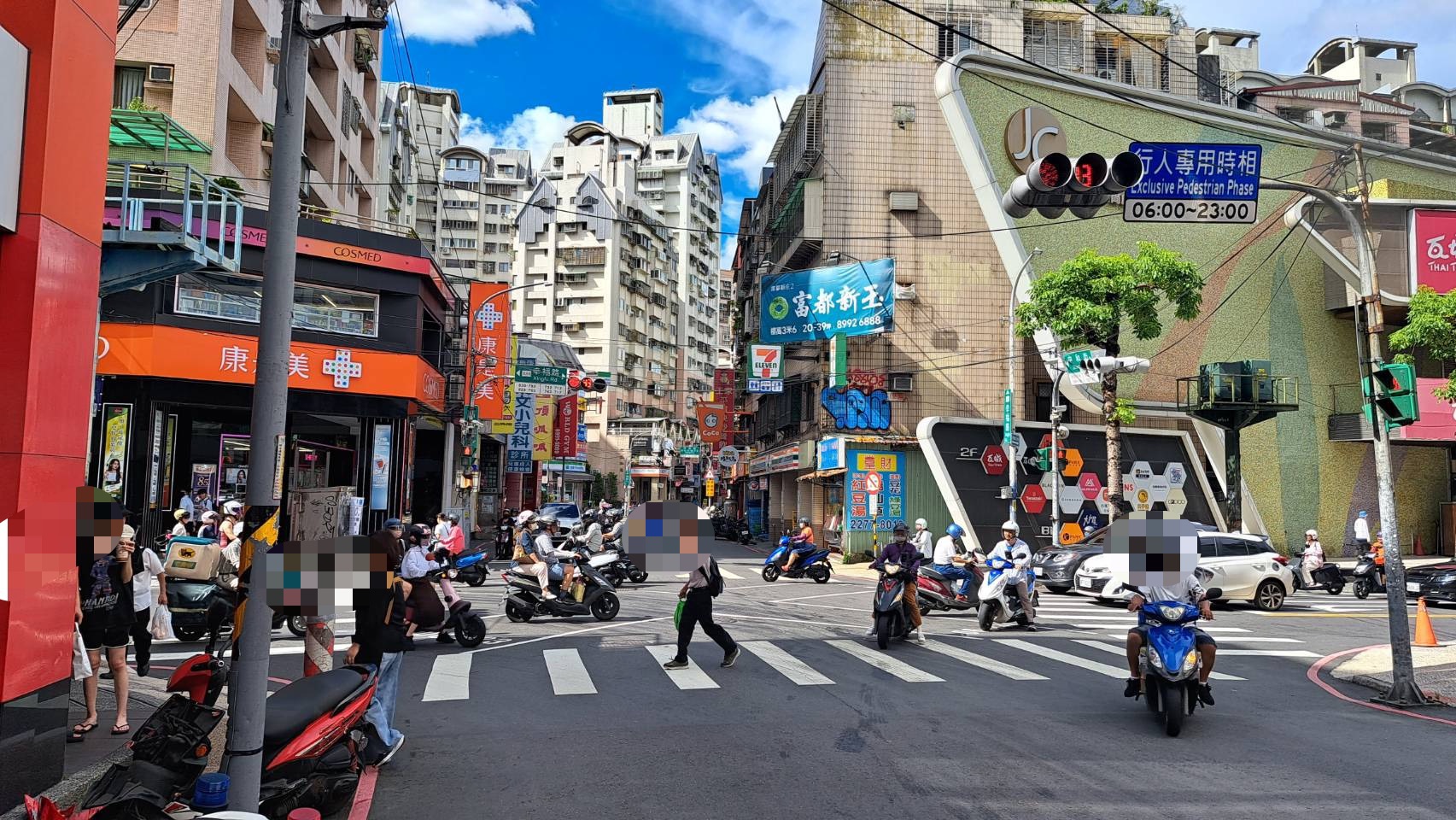 警方於事發現場測量繪圖拍照記錄。