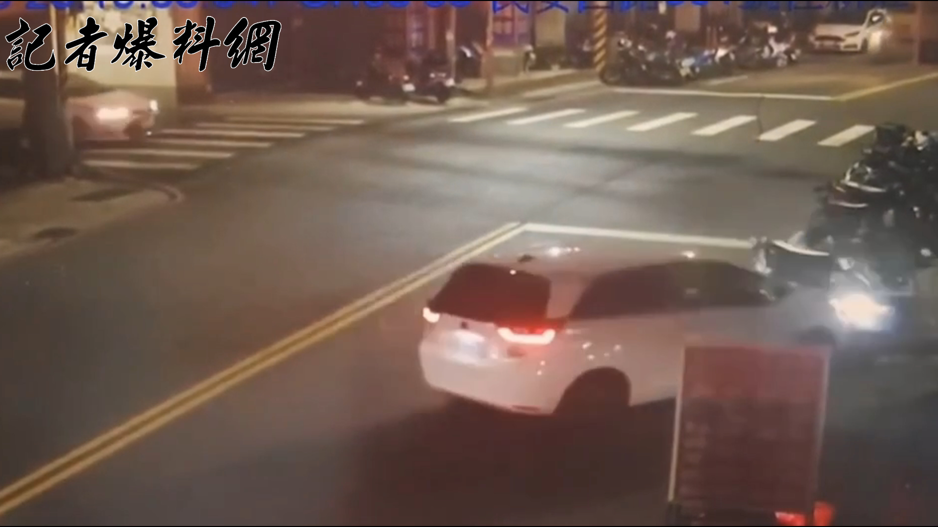 新北市新莊區民安西路一帶，昨（26）日深夜23時許發生1起離奇的自撞意外。