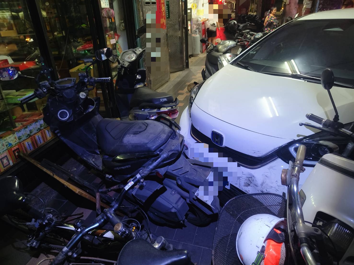 沿著西盛街右轉民安西路時，疑似因方向盤控制不當，車輛失控暴衝，直接撞進騎樓。