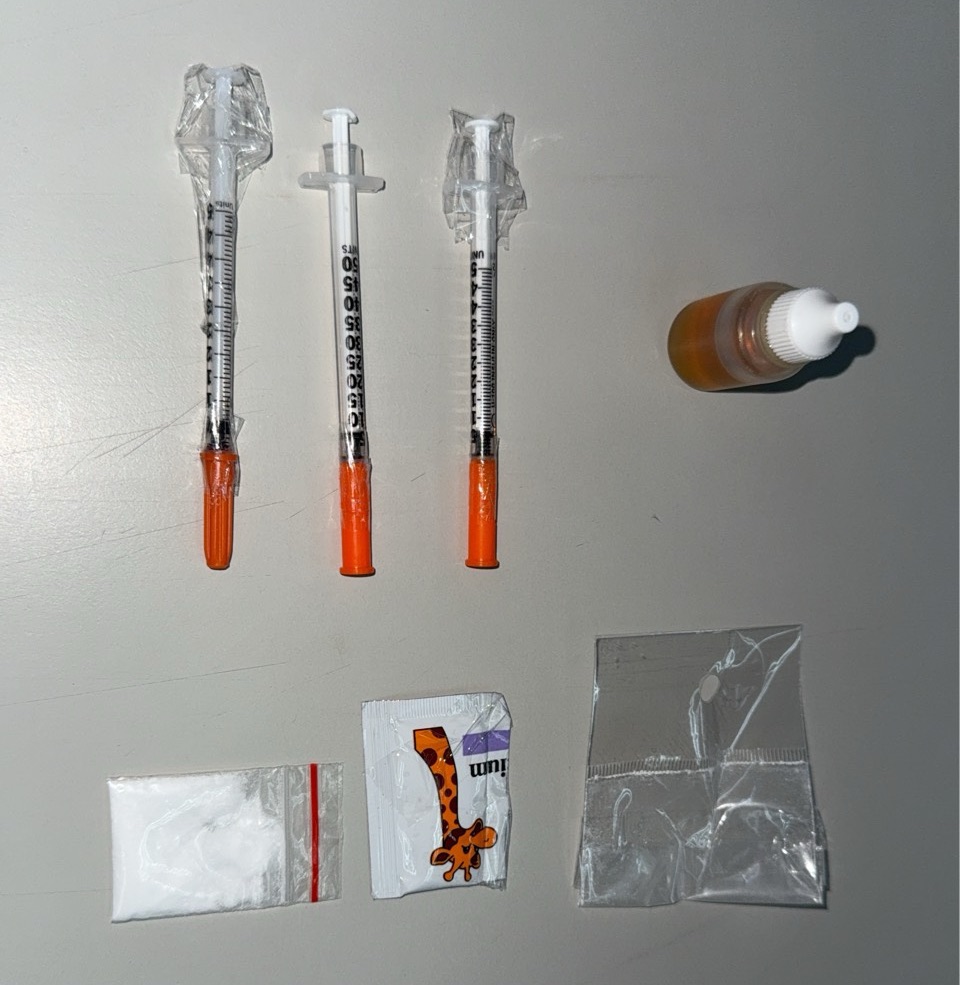 警方於2人的隨身包包中，查獲海洛因、安非他命、針筒以及卡西酮煙油等各式毒品。