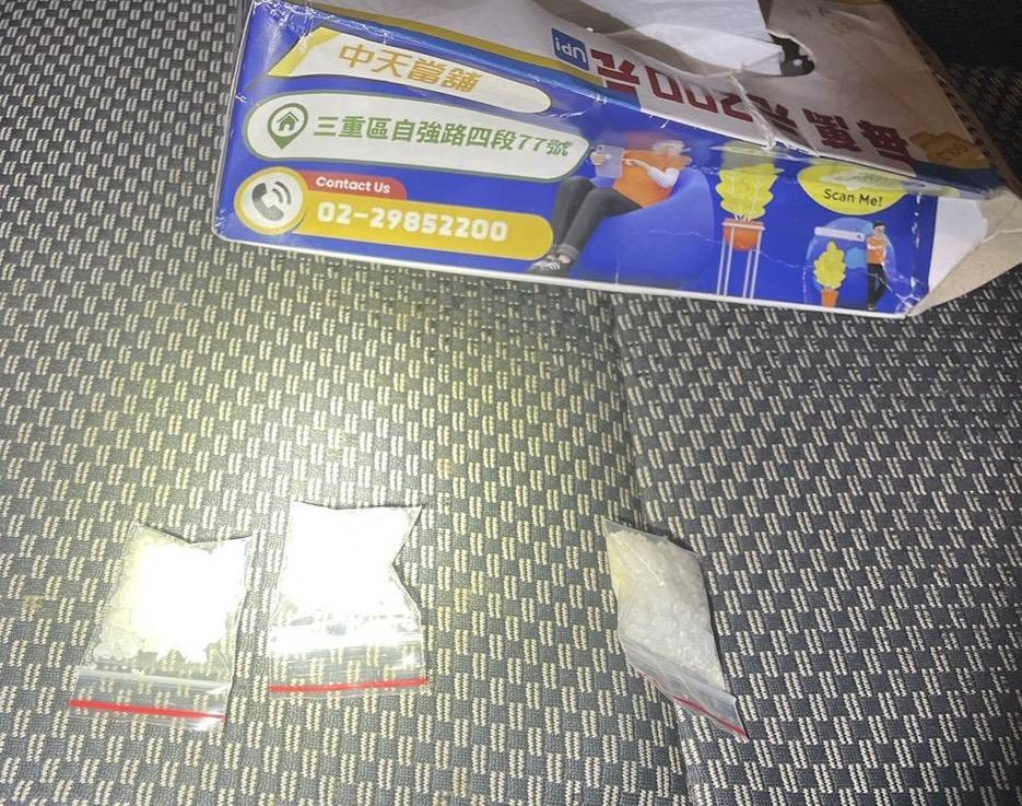 員警拿手電筒向車內一照，立刻發現擋風玻璃下的面紙盒中有多包可疑的夾鏈袋。