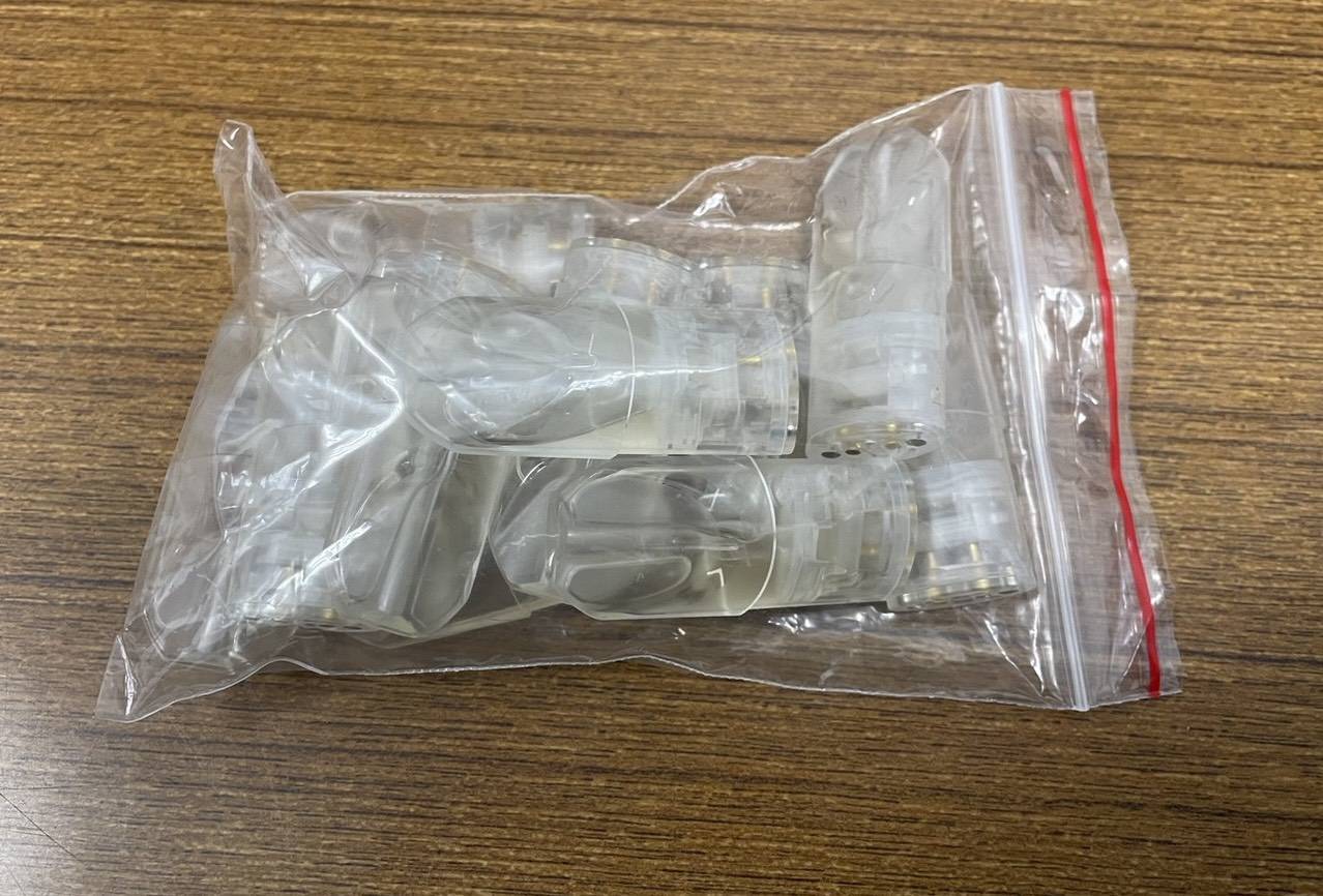 警方將鄭男帶回警局偵辦，又在他的內褲中起獲12顆俗稱「喪屍煙彈」的依托咪酯毒品菸彈。