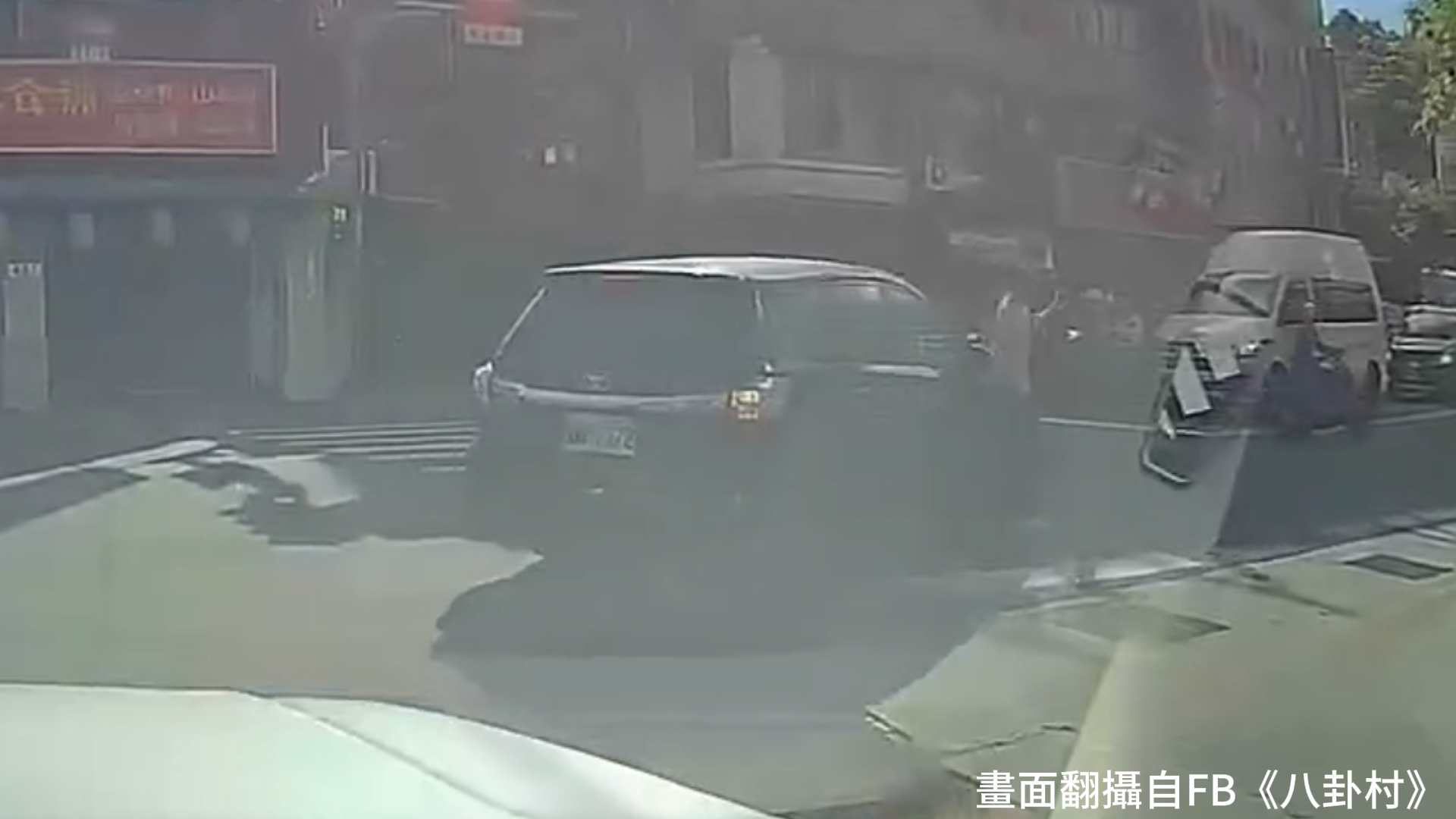 45歲鍾姓男子開車右轉時，直接撞上正走在行人穿越道上的37歲許姓女子。