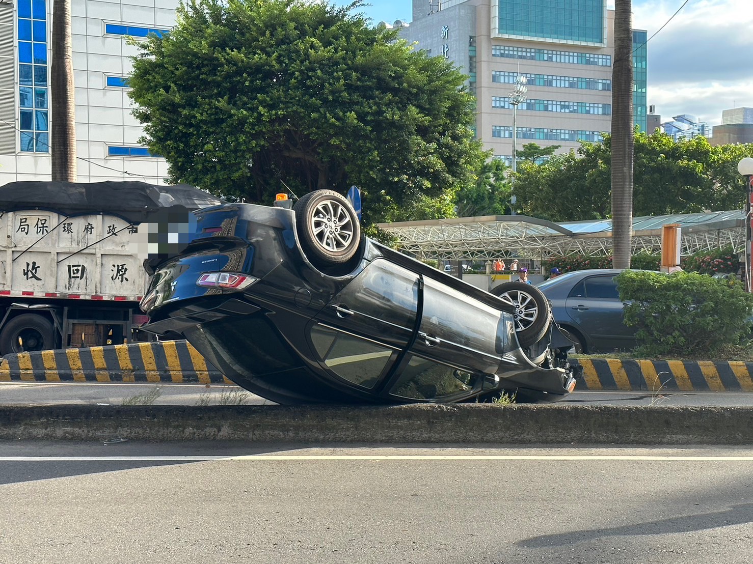 37歲陳姓男子開車行經中正北路陸橋下橋處時，疑因一時恍神，不慎擦撞內側分隔島後翻車。