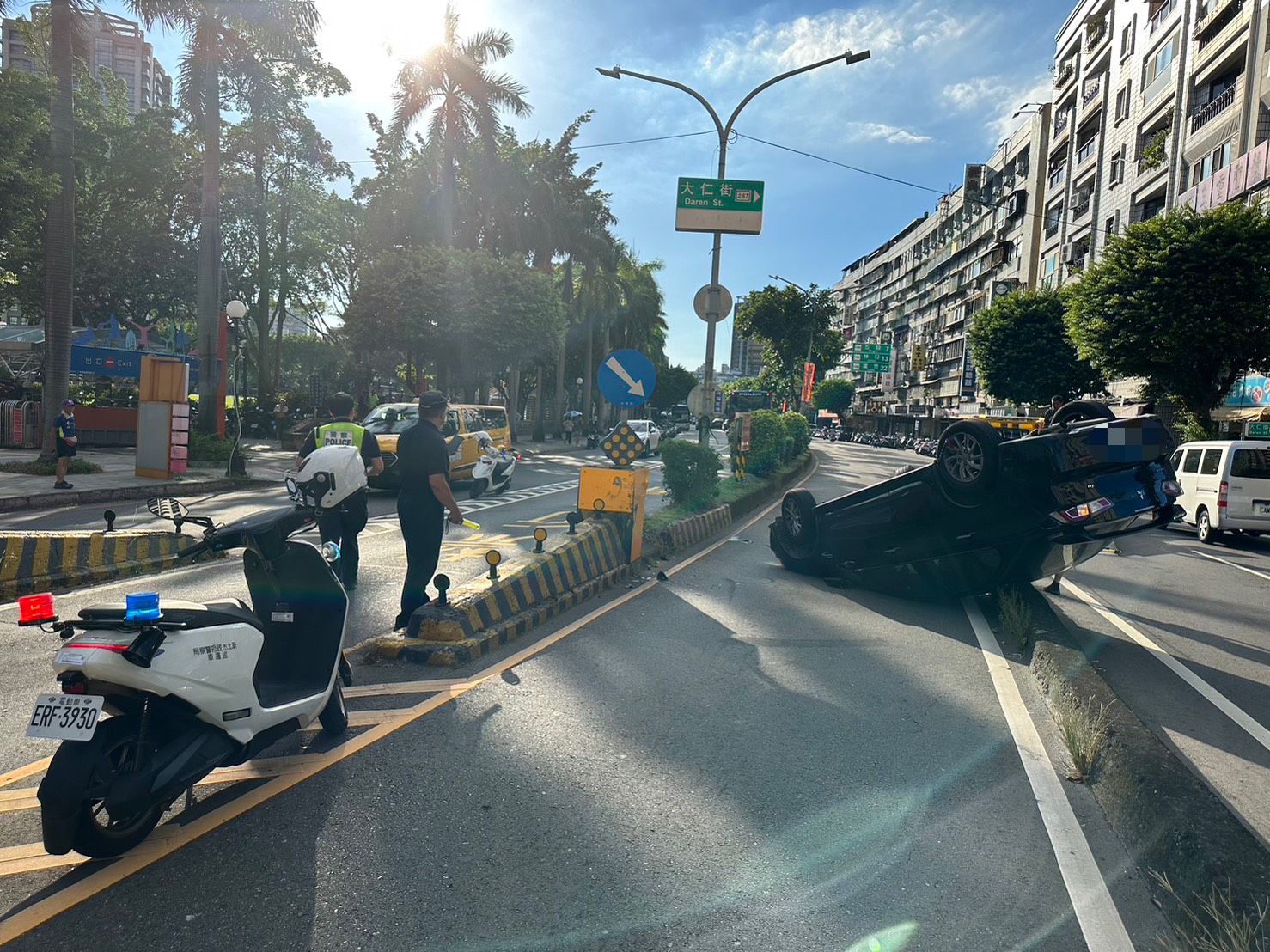 37歲陳姓男子開車行經中正北路陸橋下橋處時，疑因一時恍神，不慎擦撞內側分隔島後翻車。