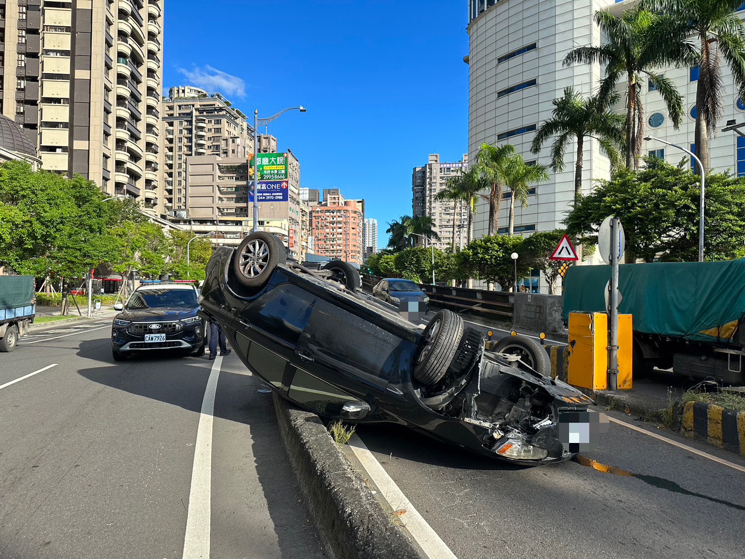 新北市三重區昨（28）日下午16時許發生1起轎車自撞翻覆意外。