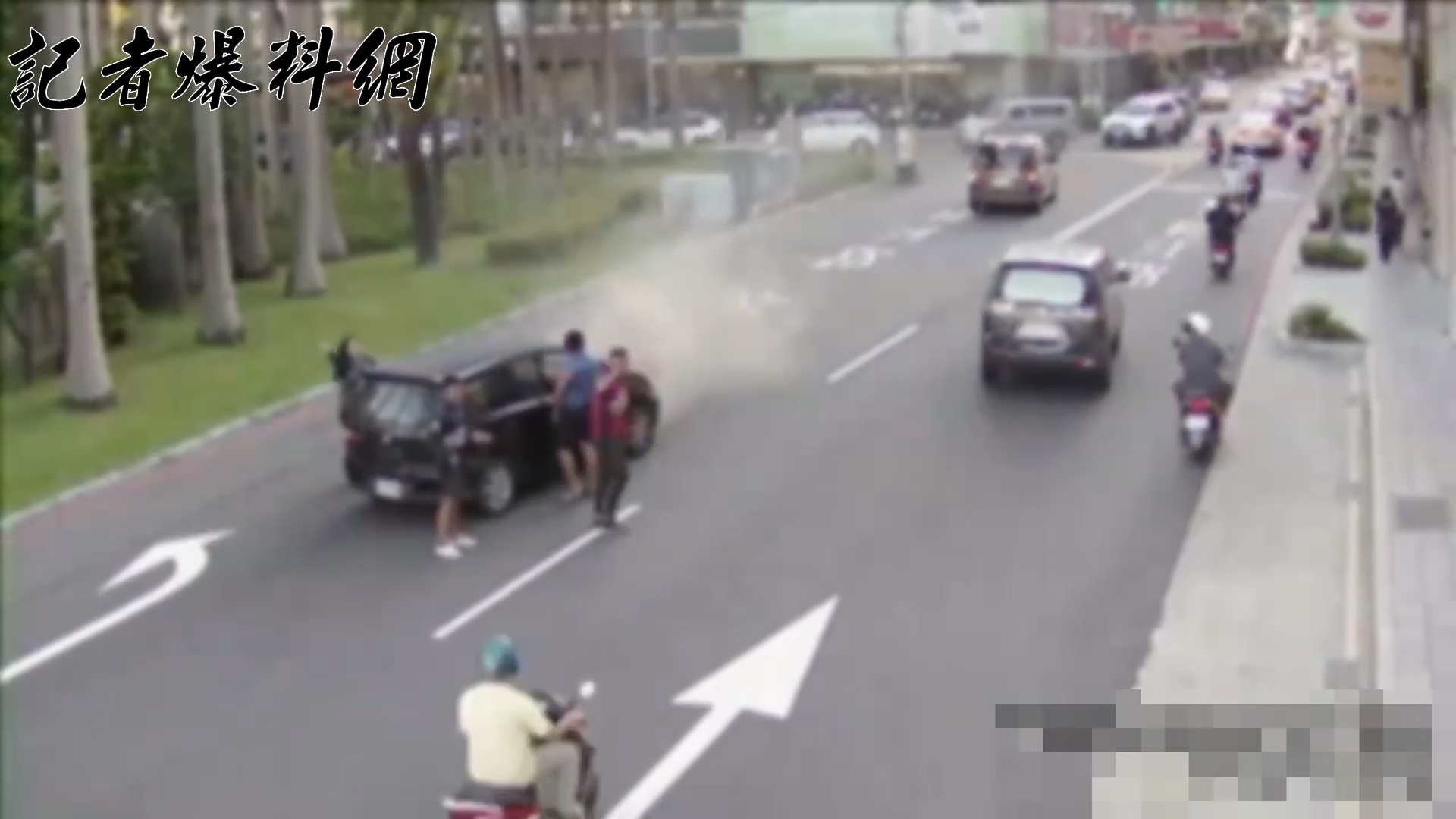 曾女駕駛休旅車行經板橋華江橋下橋處時，車頭突然冒出陣陣濃煙。