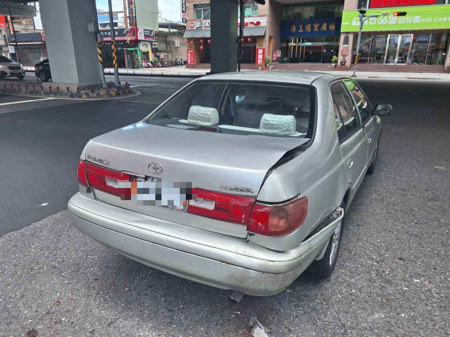 方女駕駛的車輛後保險桿與後車廂蓋輕微擦傷。