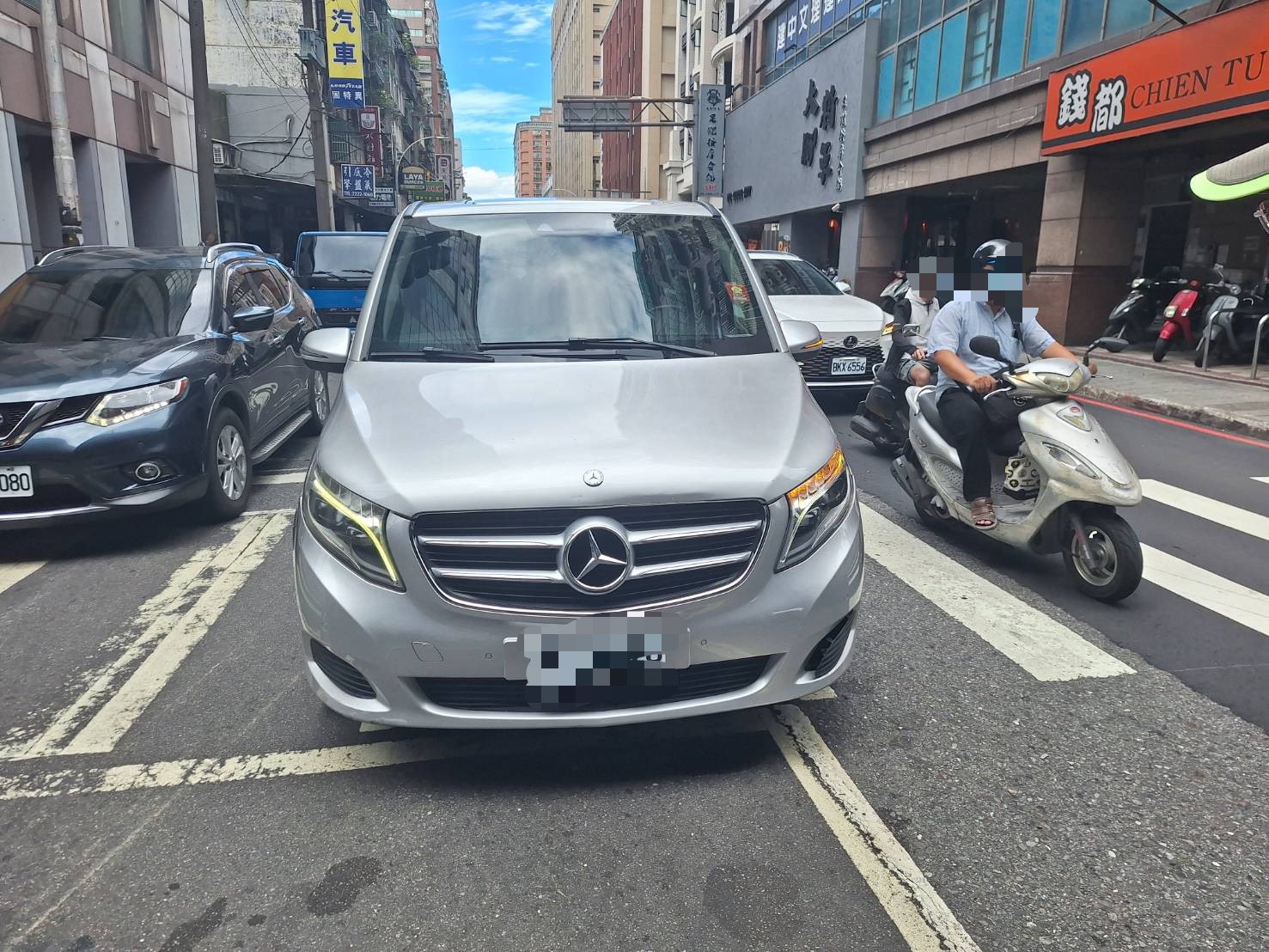 林男賓士車頭保險桿損壞，甚至連賓士車標都脫落歪斜。