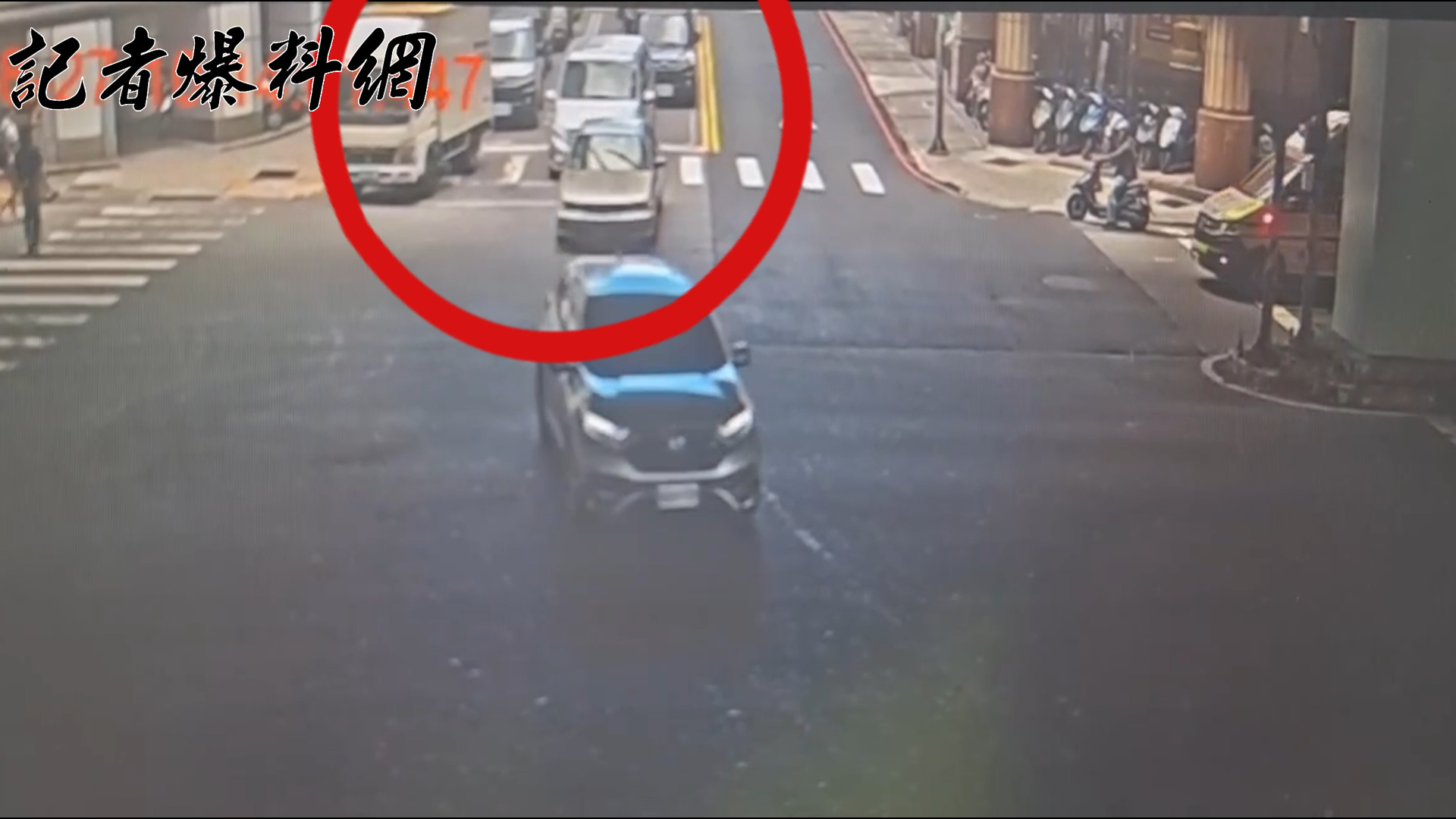 方姓女駕駛行經路口時，因禮讓執行緊急任務的救護車而緊急煞車，遭到後方1輛未保持安全車距的賓士廂型車追撞。