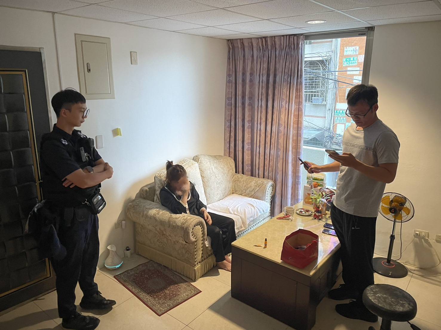 桃園警方昨(30)日攻堅1處隱身在南平路的公寓,當場查獲2名來自越南的失聯移工從事性交易。