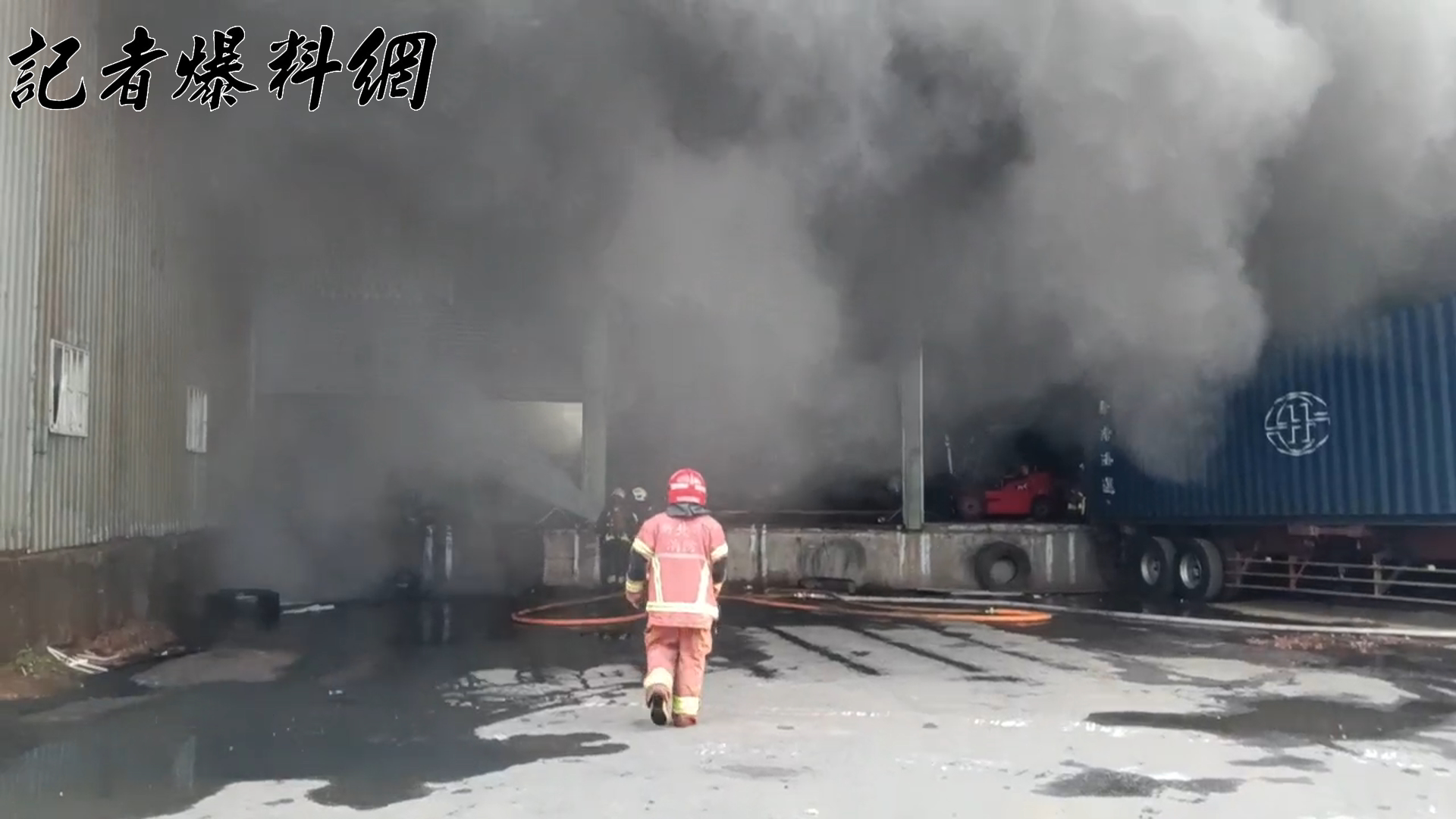 熊熊烈火吞噬了2間工廠，冒出大量濃煙伴隨連環爆炸聲響。