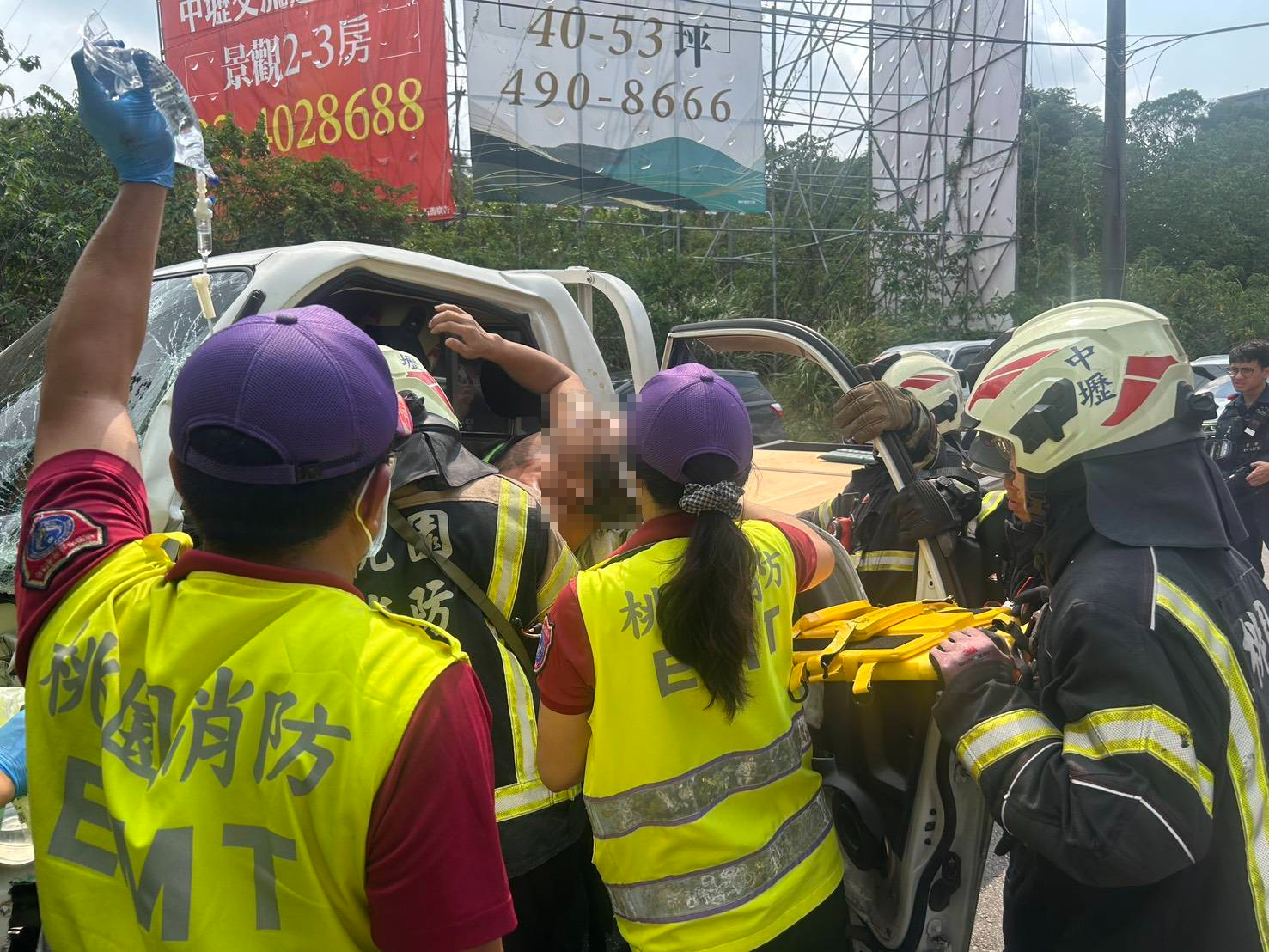 強大撞擊力道導致小貨車車頭嚴重毀損，駕駛一度受困車內。