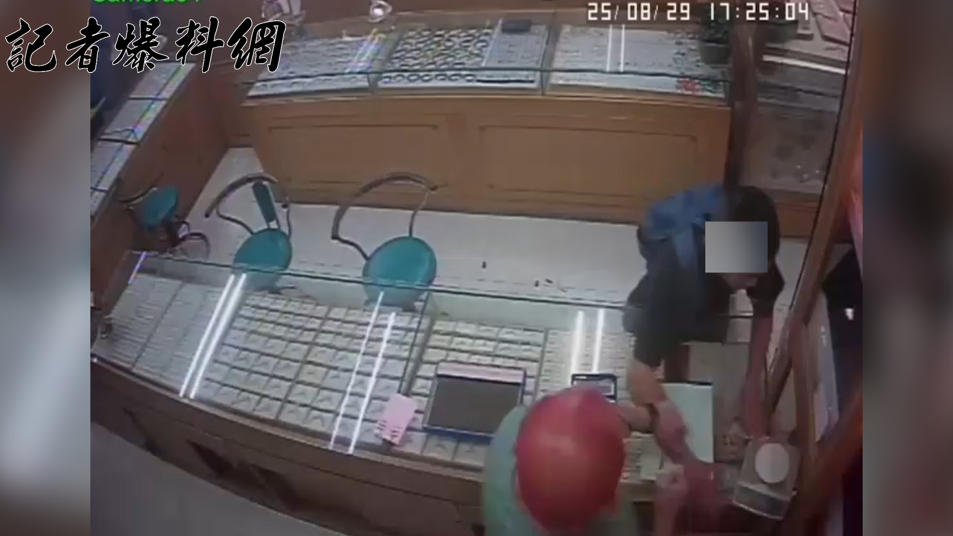 少年上（8）月29日17時許進入羅東鎮中正路1間銀樓，聲稱要購買1條價值不斐的黃金項鍊。當店家負責人正在為他秤重時，少年突然伸出手試圖搶走金項鍊。