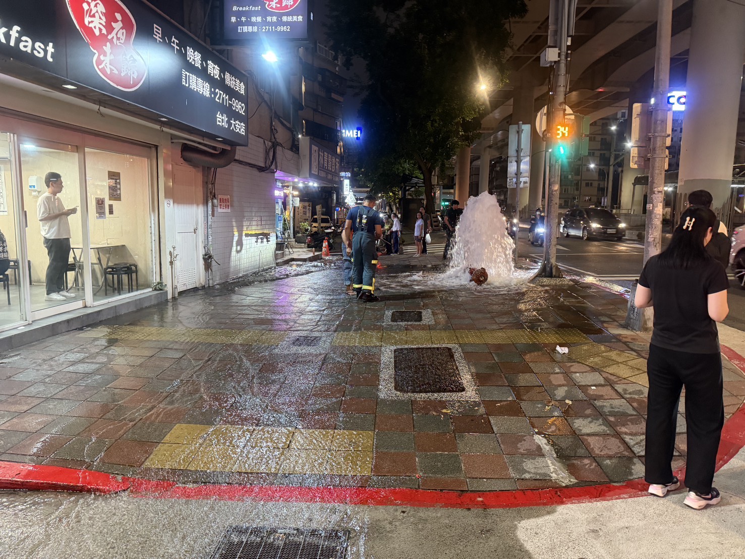 台北市大安區大安路一段、市民大道口昨(1)日晚間19時許驚見「街頭湧泉」。