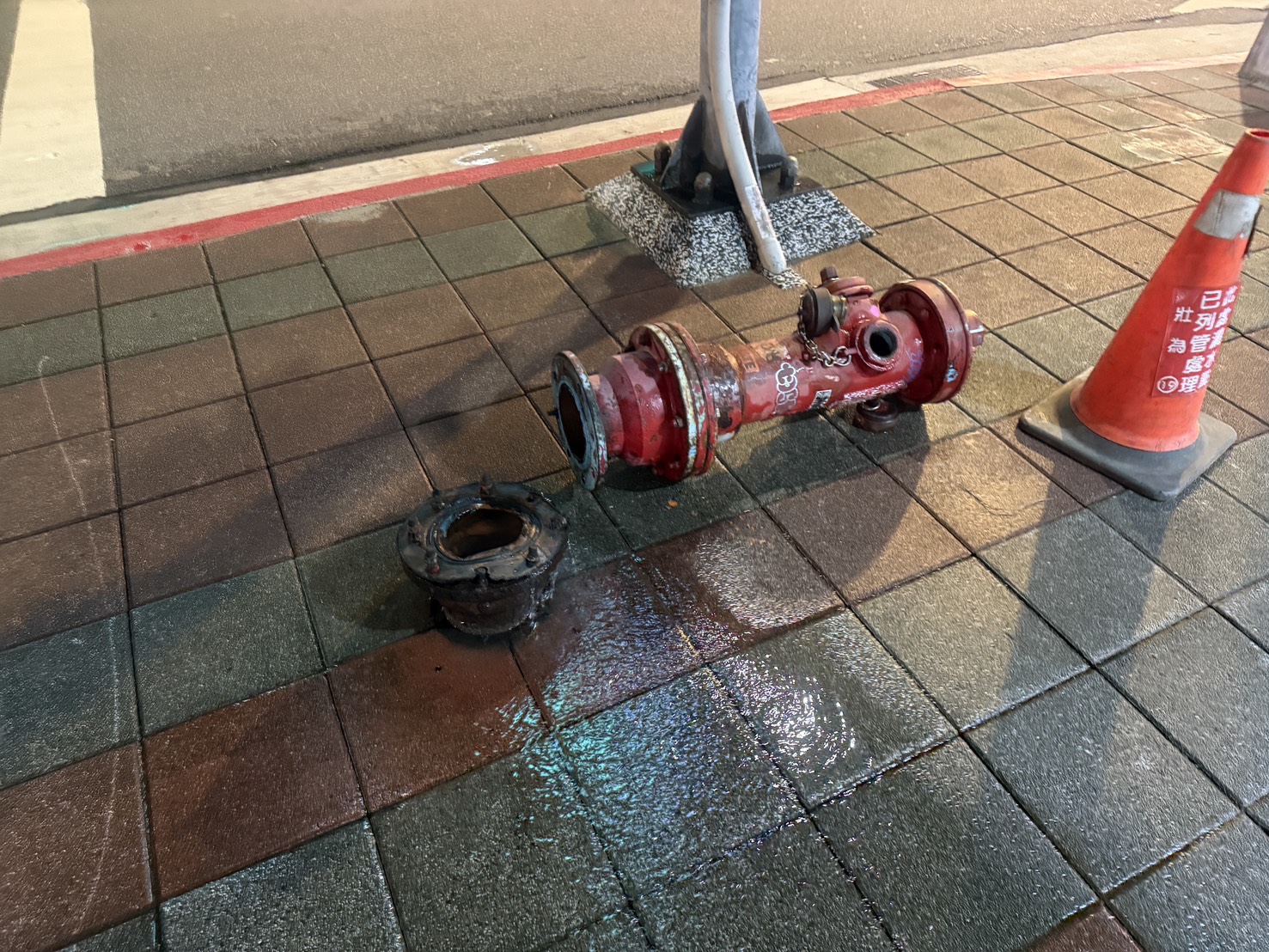 48歲葉姓男子駕駛吊車倒車時疑似因視線死角,撞斷人行道上的消防栓。