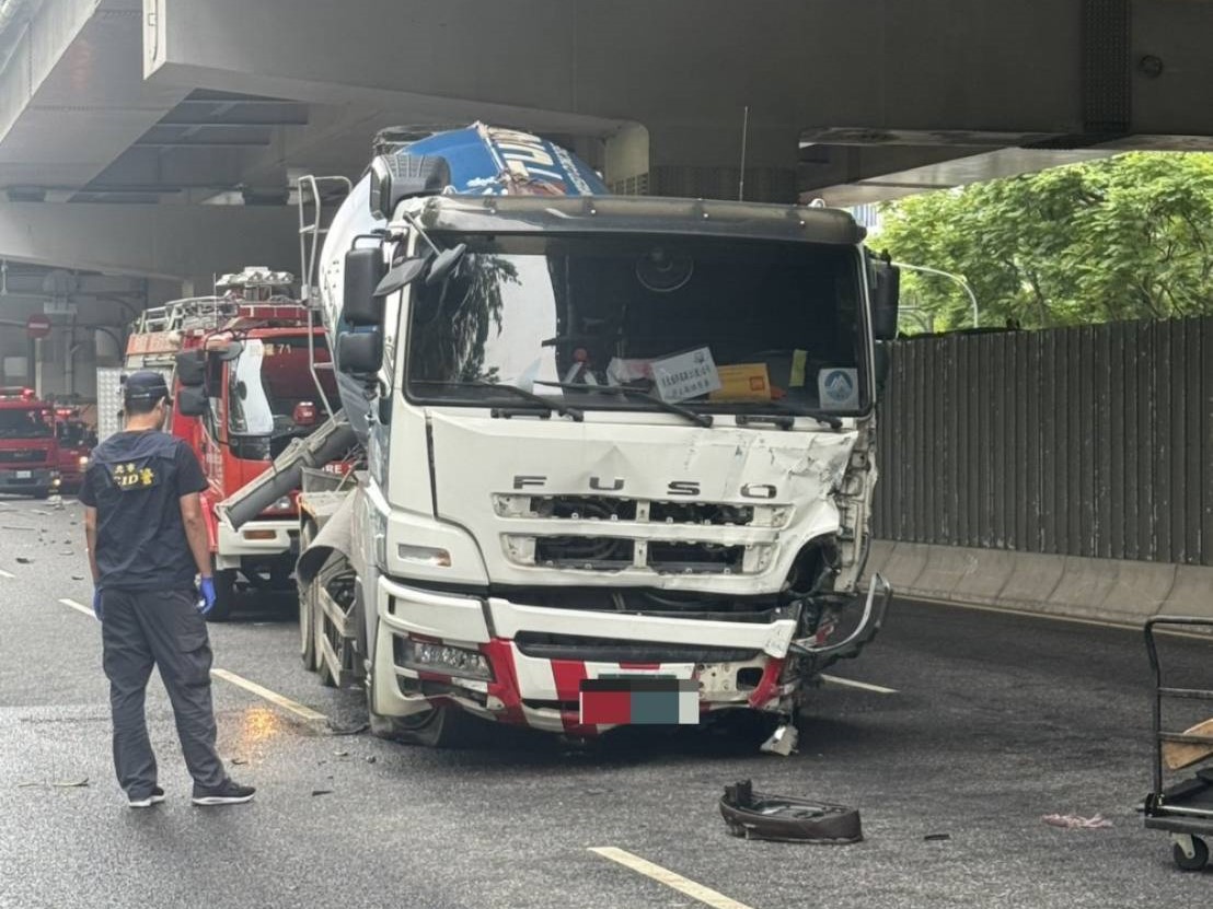 黃男駕駛的預拌車撞擊龔女後又撞擊分隔島，拖行遭捲入車底的龔女近百公尺才停下。
