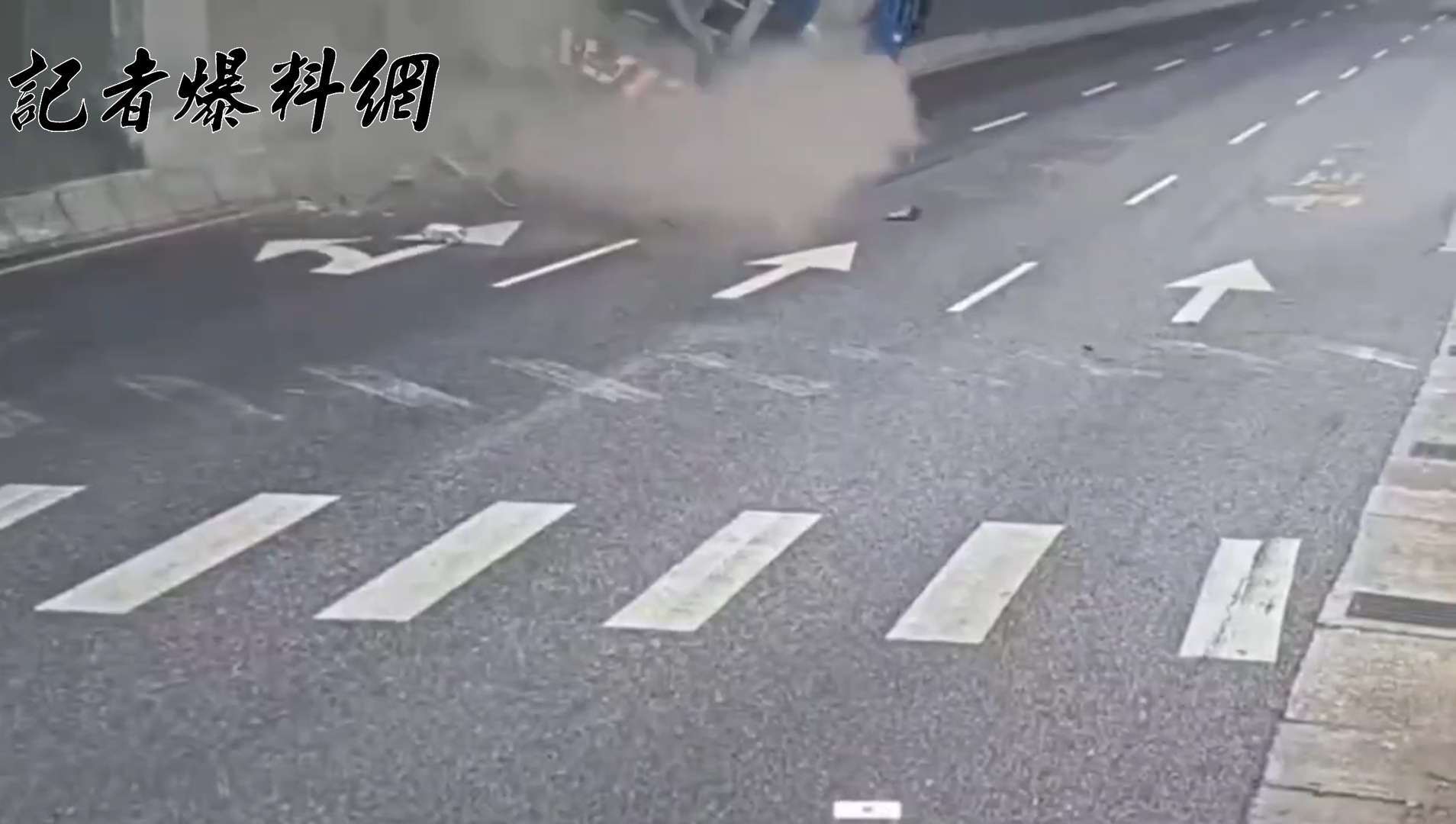 龔姓女騎士沿著南京東路六段直行，行經巷口時欲左轉，卻與1輛同樣直行的水泥預拌車發生碰撞。