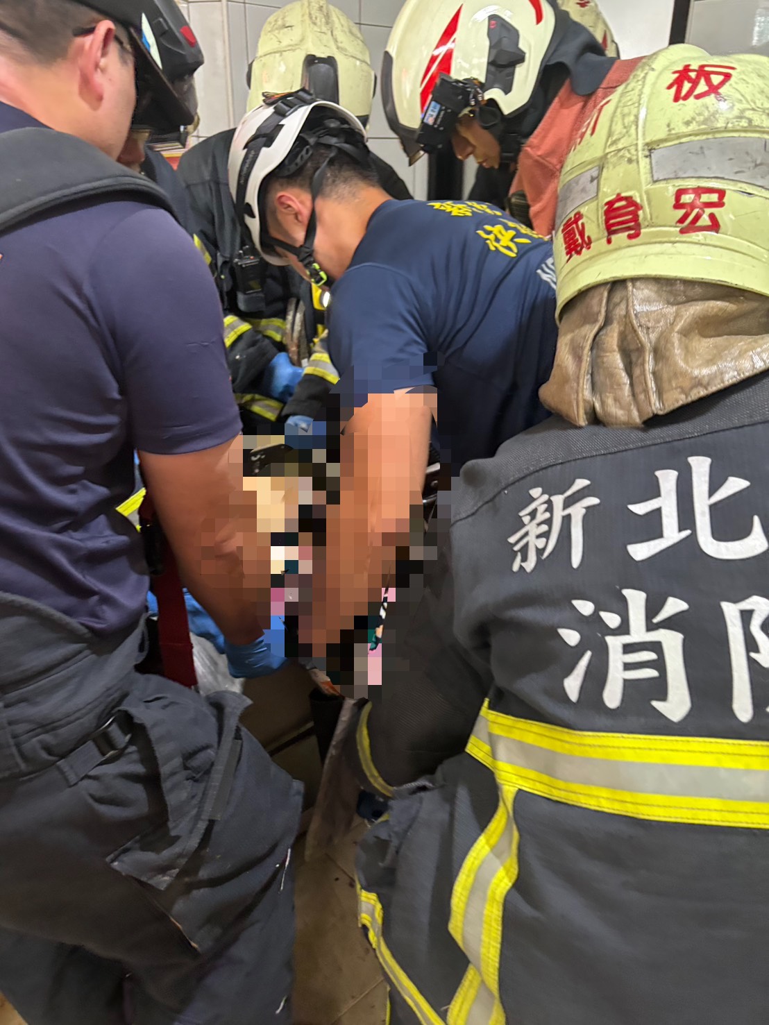 陳婦遭捲入攪拌機，又不幸被肉餡遮蓋面部口鼻，消防人員協助脫困時已無生命徵象。