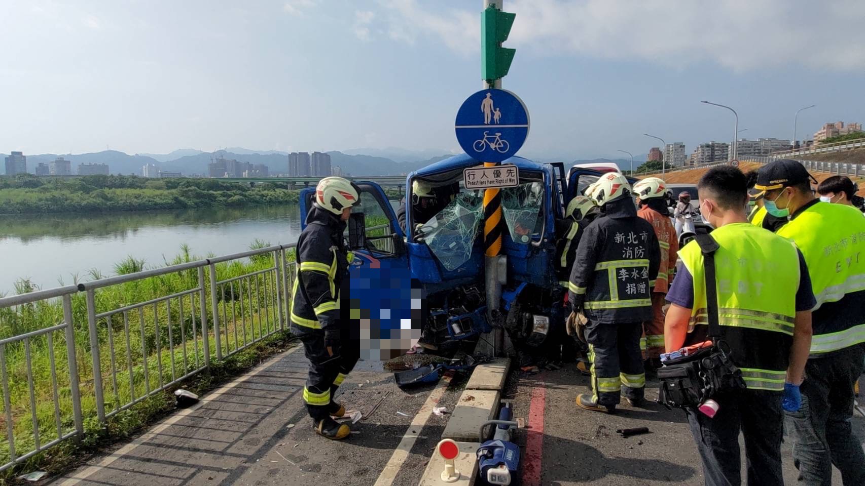 蔡男駕駛小貨車沿著21號越堤道往三重方向行駛，行經14K+900處時車輛突然失控右偏，直直撞上號誌桿。
