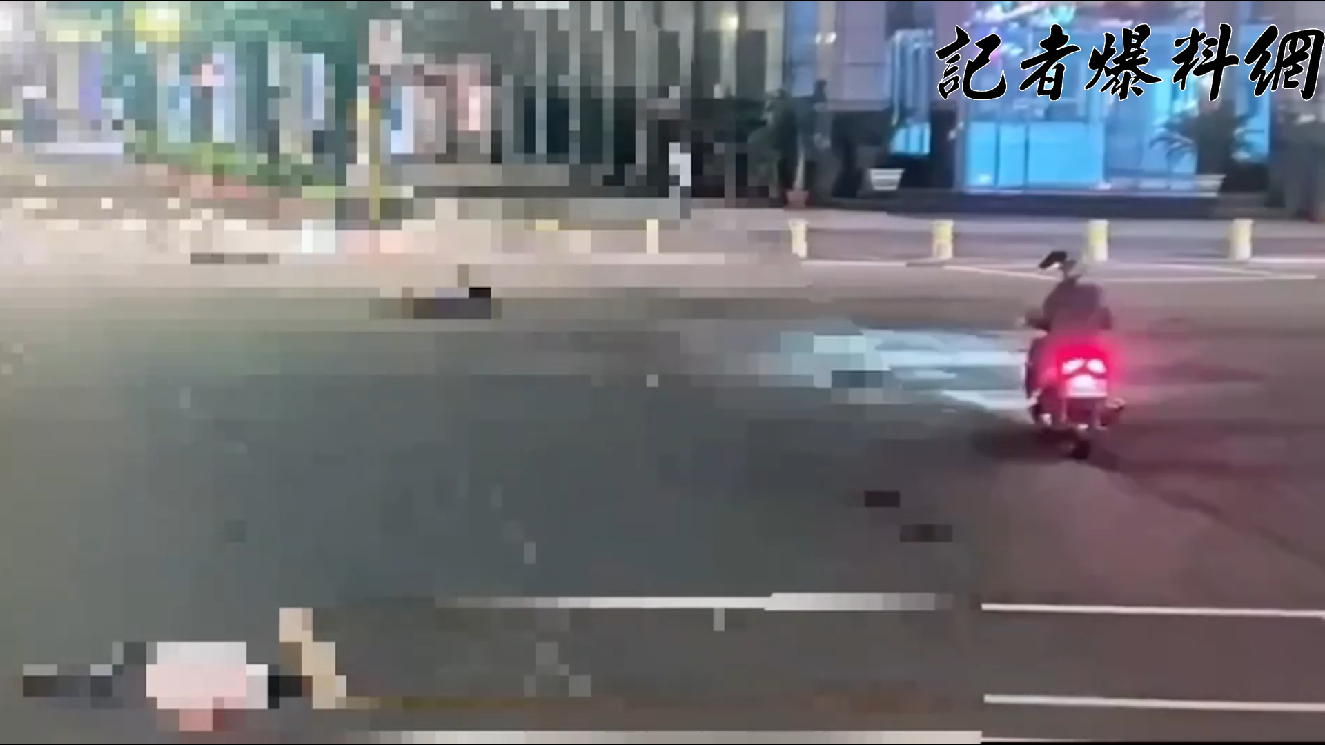 陳姓老翁遭撞當場倒地；林男也連人帶車摔飛，機車甚至彈飛滑行至20公尺遠。