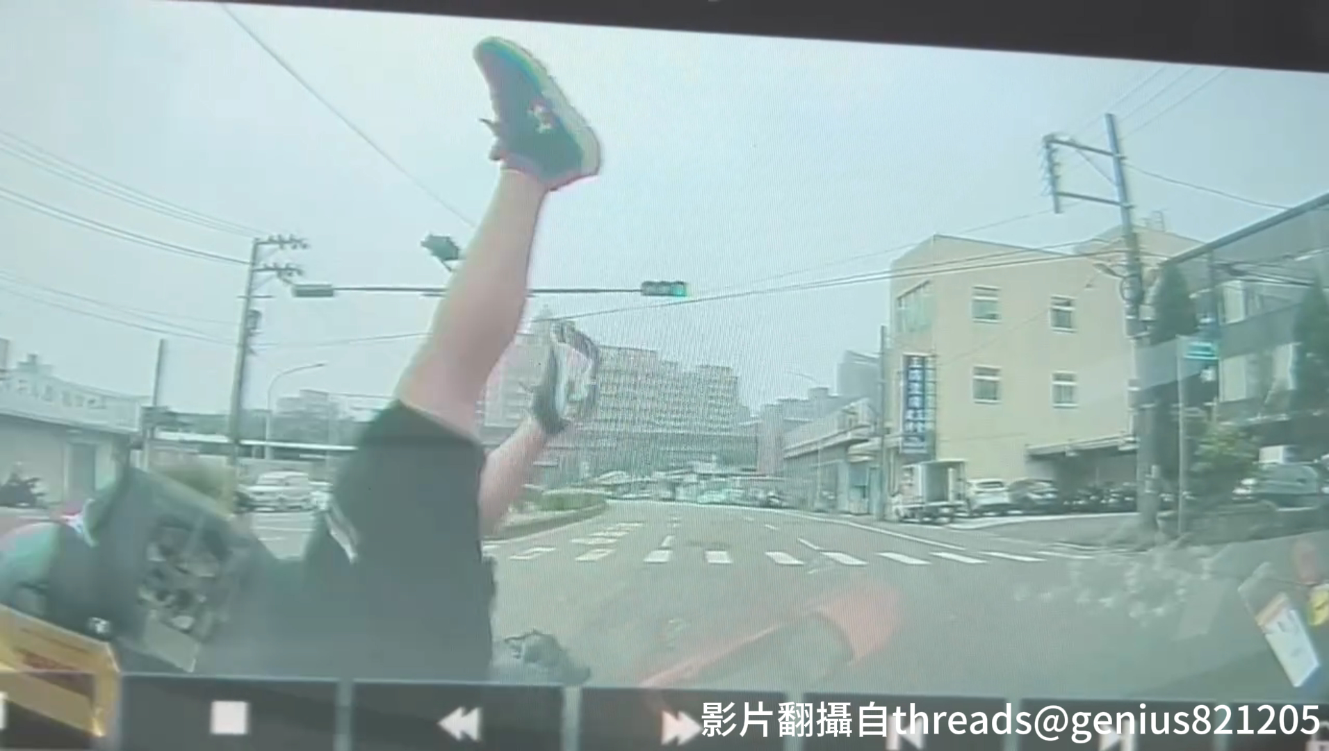 劉男見狀緊急煞車，但仍來不及，當場將邱姓男大生連人帶車撞飛