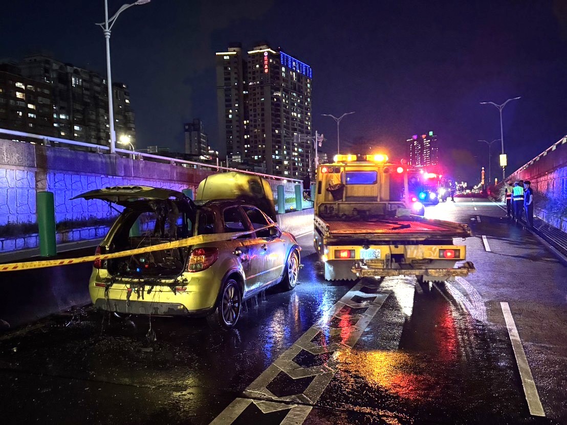 新北市中和區新北環河快速道路，今（3）日傍晚18時許傳出火燒車事故。