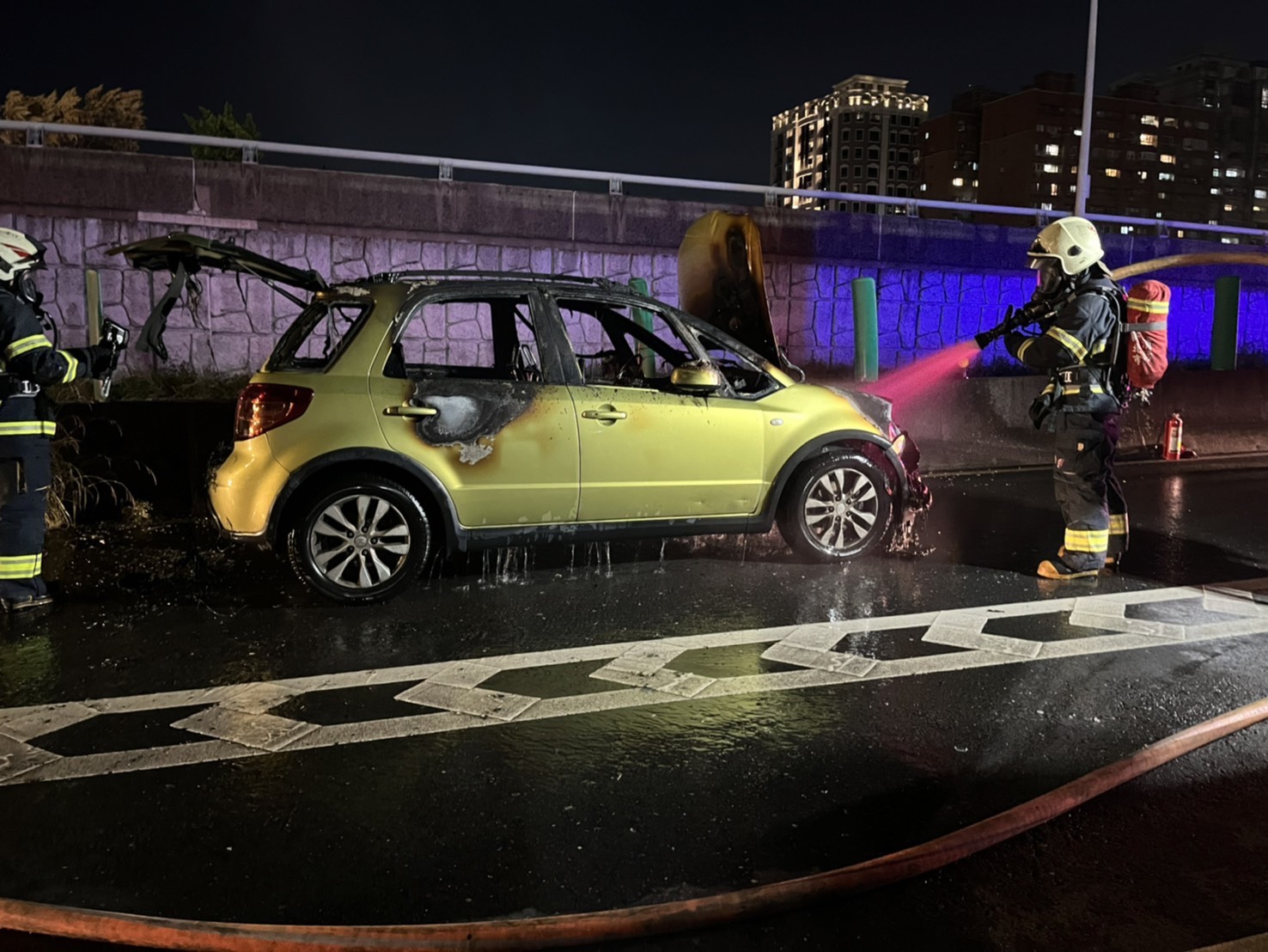 新北市中和區新北環河快速道路，今（3）日傍晚18時許傳出火燒車事故。